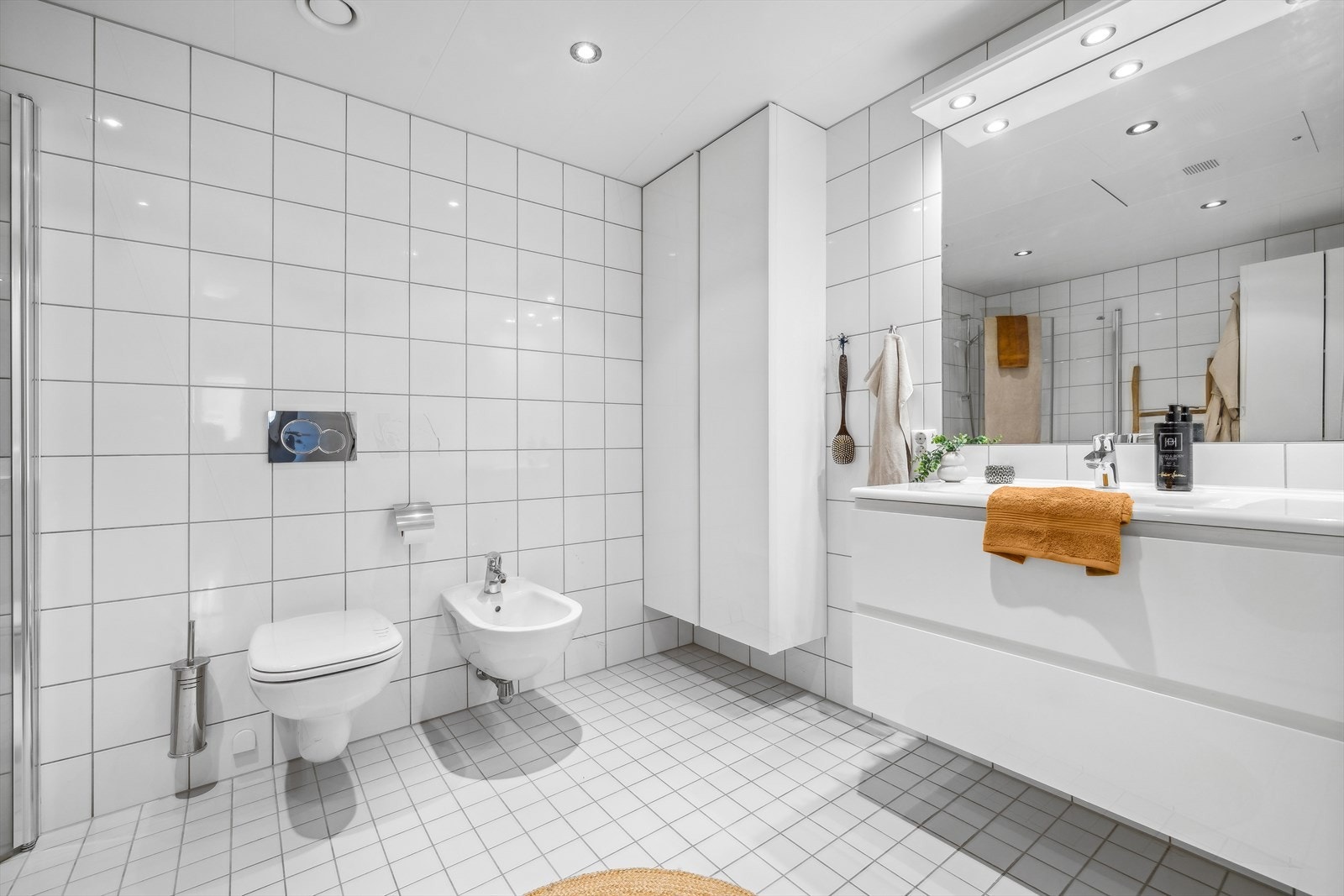 På badet er det montert en lys pen innredning med nedfelt servanttopp og høyskap. Galleribilde