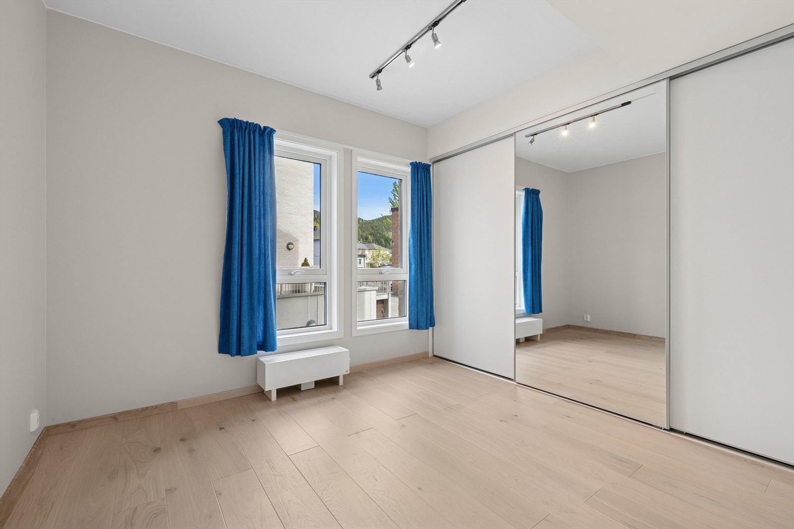 Romslig hovedsoverom med skyvedørsgarderobe. Galleribilde