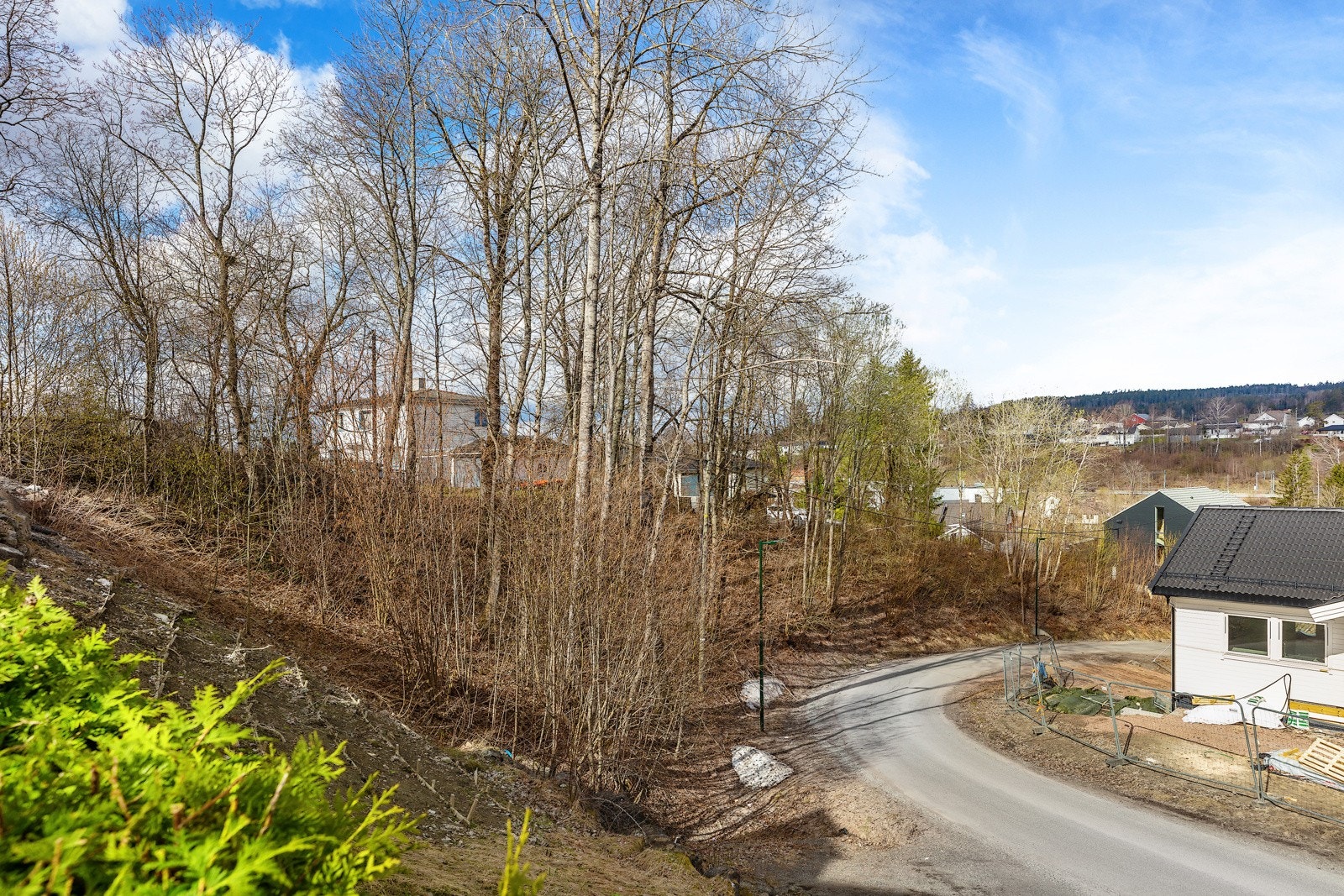 Tomten sett fra litt lenger opp i Heggumbakken Galleribilde
