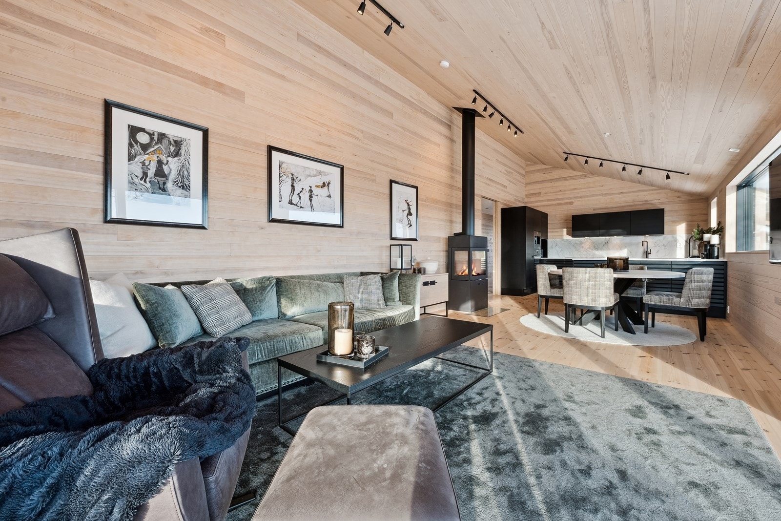 Beliggenheten er utmerket, med umiddelbar nærhet til alpinbakke, oppkjørte skiløyper og fotturer i vakker natur. Galleribilde