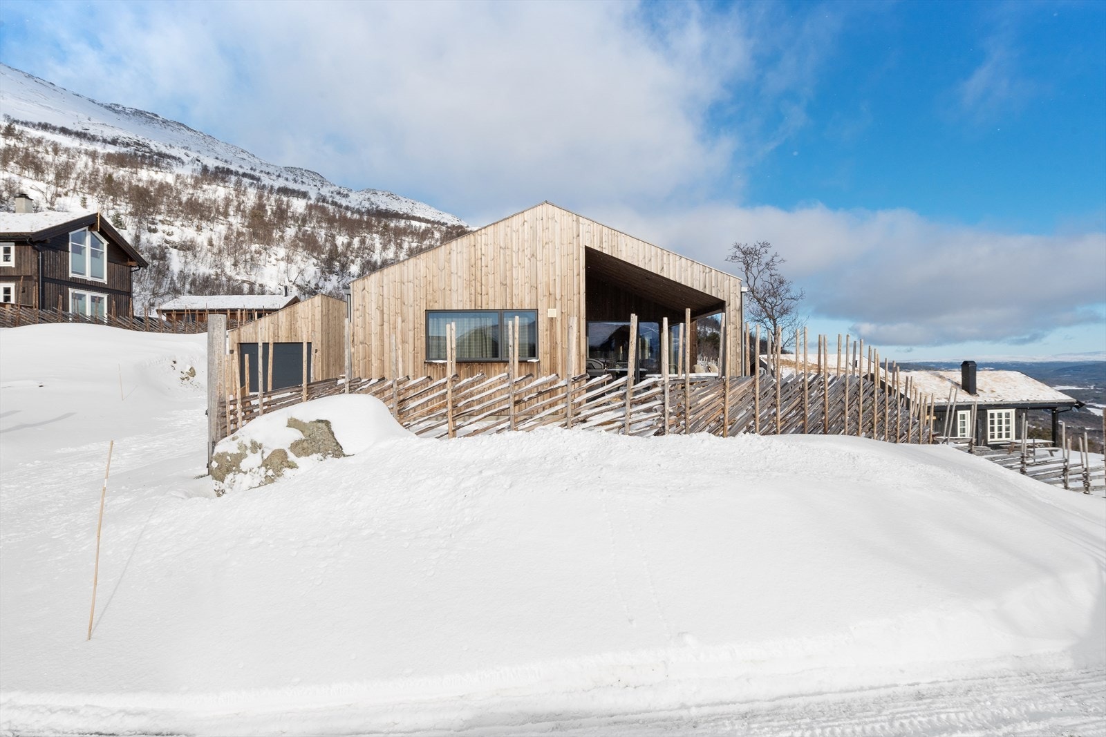 Beliggenheten er utmerket, med umiddelbar nærhet til alpinbakke, oppkjørte skiløyper og fotturer i vakker natur. Galleribilde
