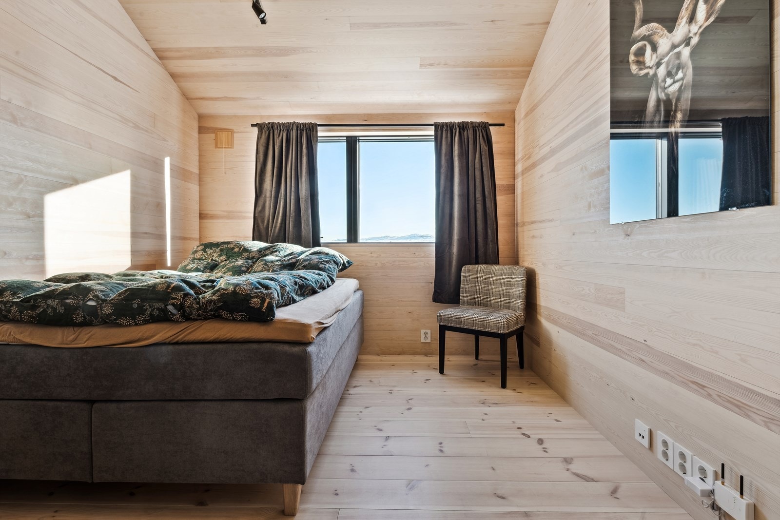 Hytta har fire soverom, og den moderne standarden går ikke på bekostning av en lun og koselig atmosfære. Galleribilde