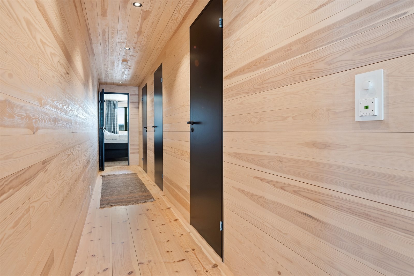 Hytta ble oppført i 2023, i et moderne design med gjennomgående høy standard. Det leveres et eksklusivt, hvitpigmentert, kvistfritt furupanel. Heltregulv i furu, behandlet med lys hardvoksolje i brede planker. Galleribilde