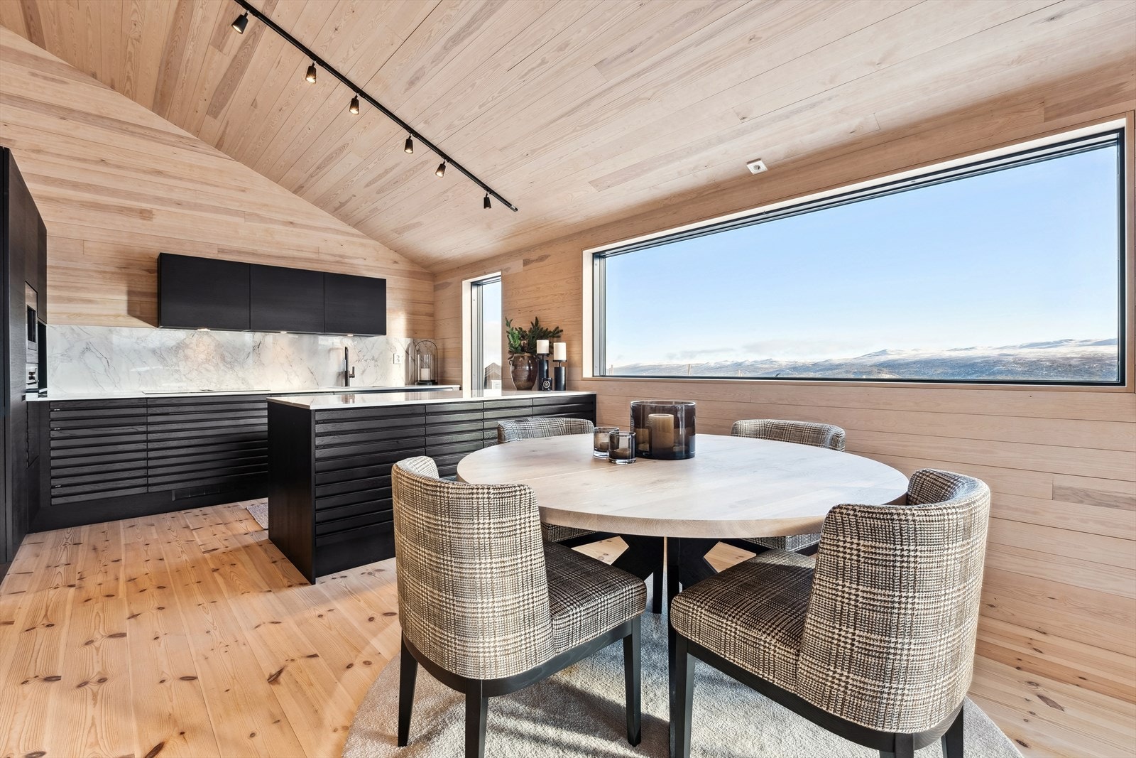 Sammen med stuen utgjør kjøkkenet et flott allrom, der mye dagslys og ekstra takhøyde bidrar til en luftig atmosfære. Galleribilde