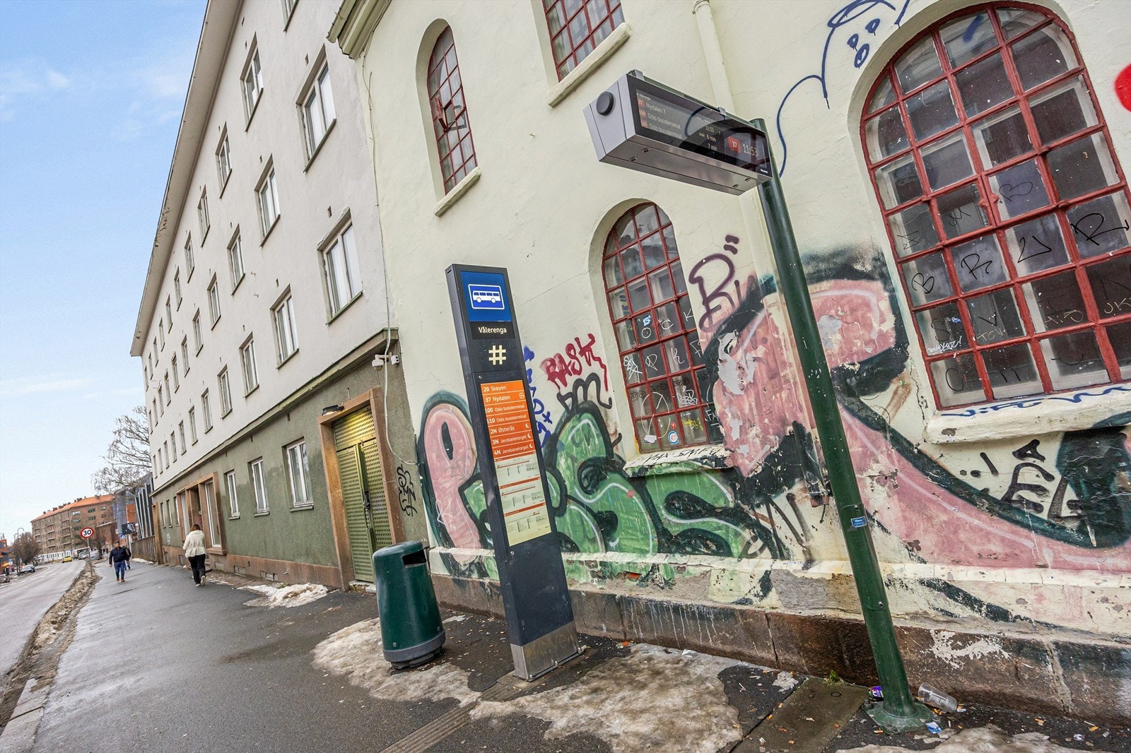 Busstopp rett utenfor blokken - Hurtige avganger Galleribilde