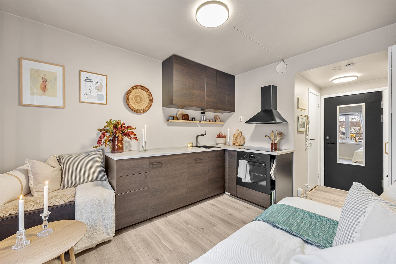 Ikea kjøkken fra 2022 med integrerte hvitevarer og varmtvannsbereder under benk. VVB er fra 2022. Galleribilde