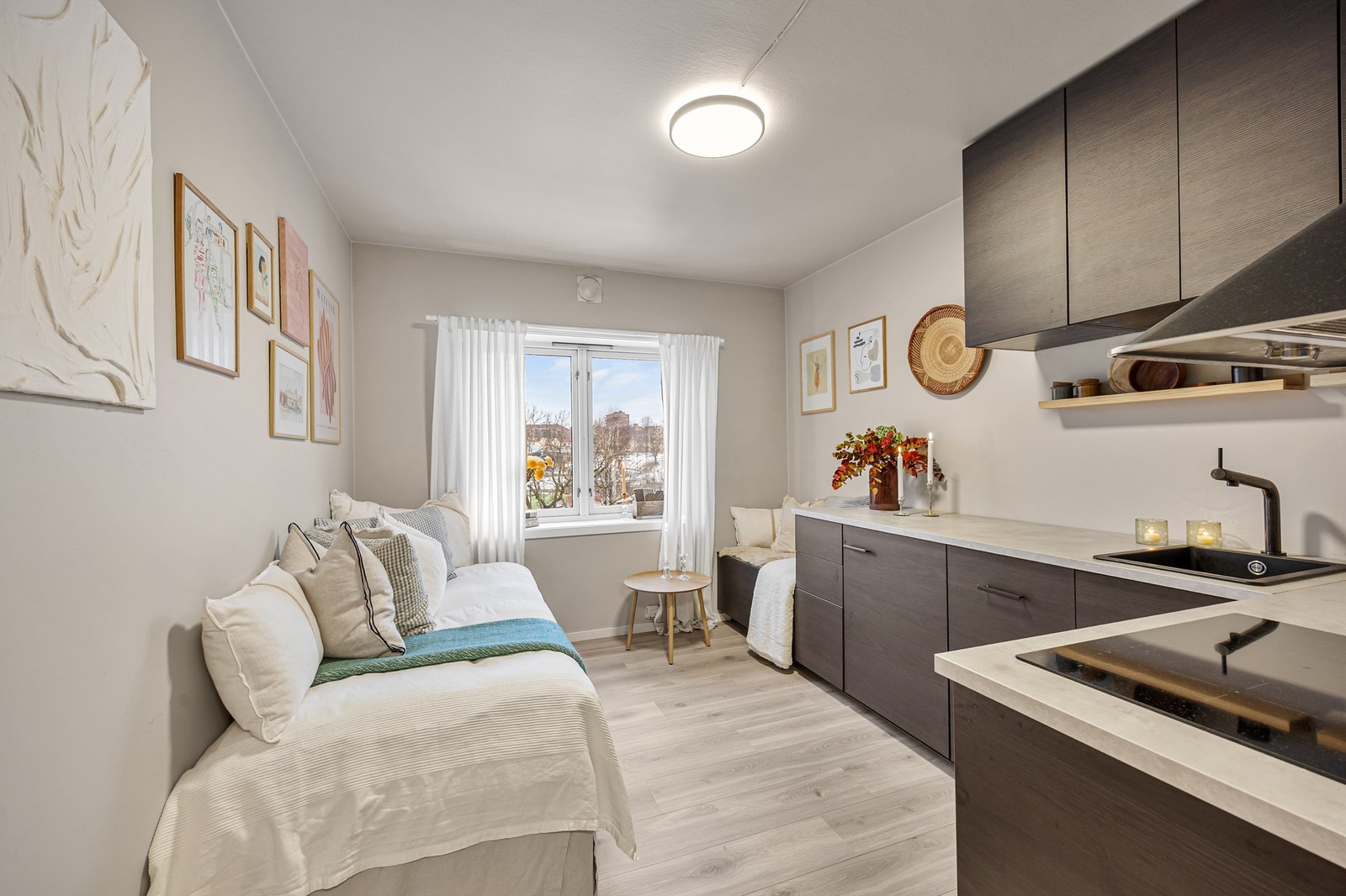 Leiligheten har innbydende fargevalg og smarte løsninger. Leiligheten ble pusset opp i 2020. Galleribilde