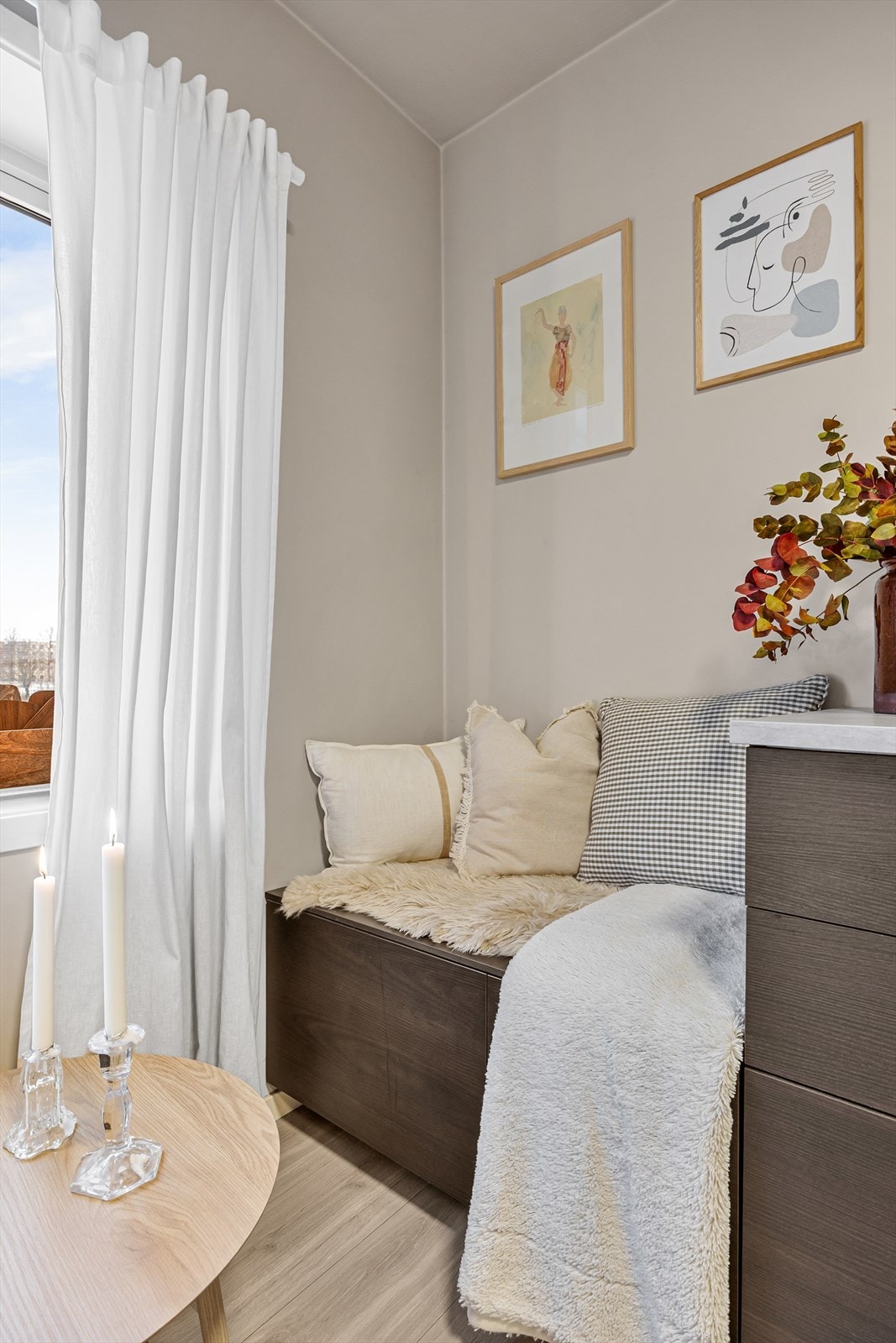 Plassbygd benk som passer godt inn i stuen. Her kan man nyte dagens måltider. Galleribilde