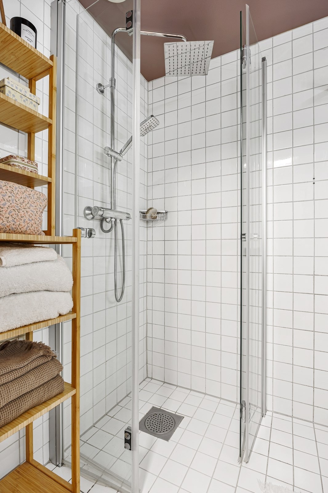 Mulighet for å plassere vaskemaskin ved siden av dusj. Dette må etableres med hjelp av rørlegger. Galleribilde