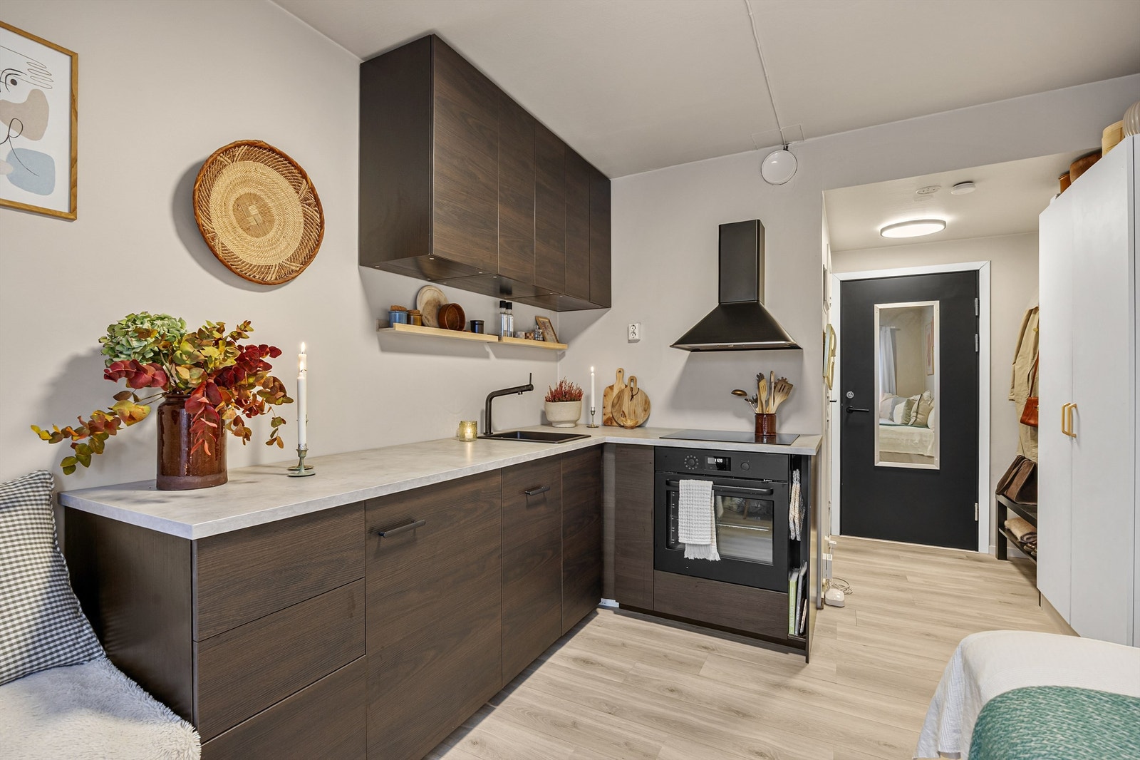 Kjøkkenet har en herlig benkeplate som gir god plass til matlaging Galleribilde