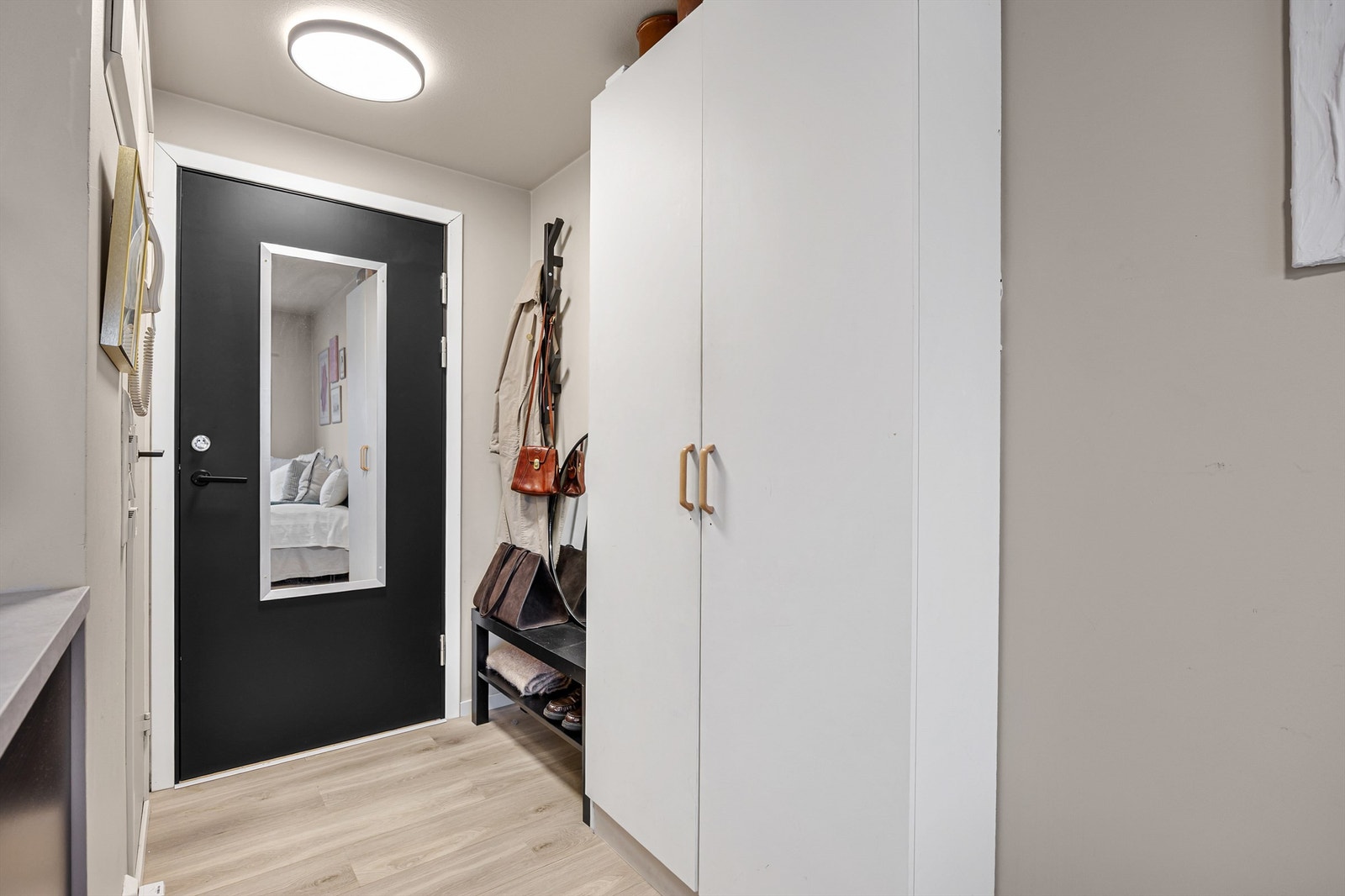 Gang med garderobeløsning Galleribilde