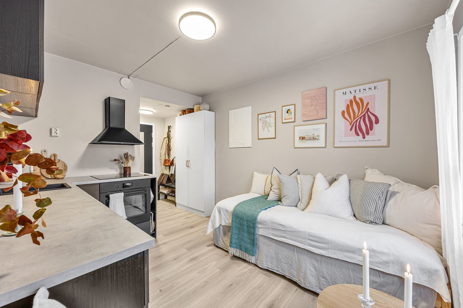 Leiligheten ble pusset opp i 2022 med nye overflater, kjøkken og gulv. Galleribilde