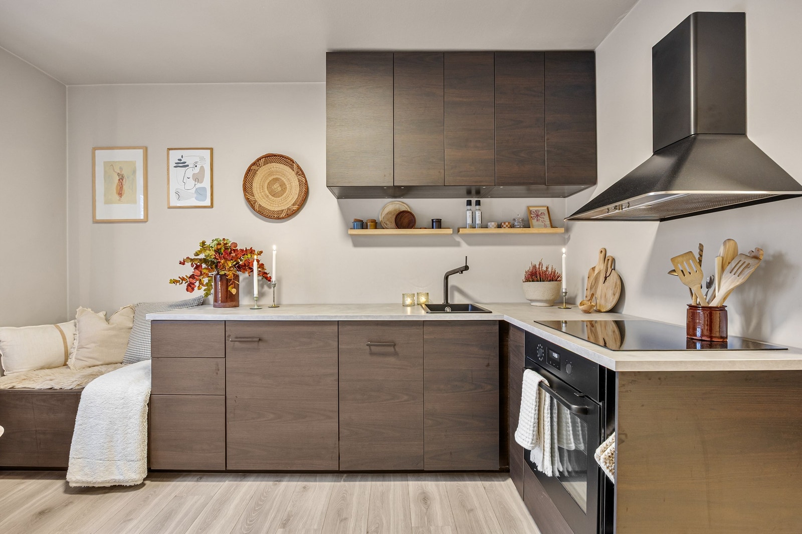 Påkostet og funksjonelt Ikea kjøkken med takhøye skap og rikelig med skapplass. Integrerte hvitevarer og plassbygd benk. Galleribilde