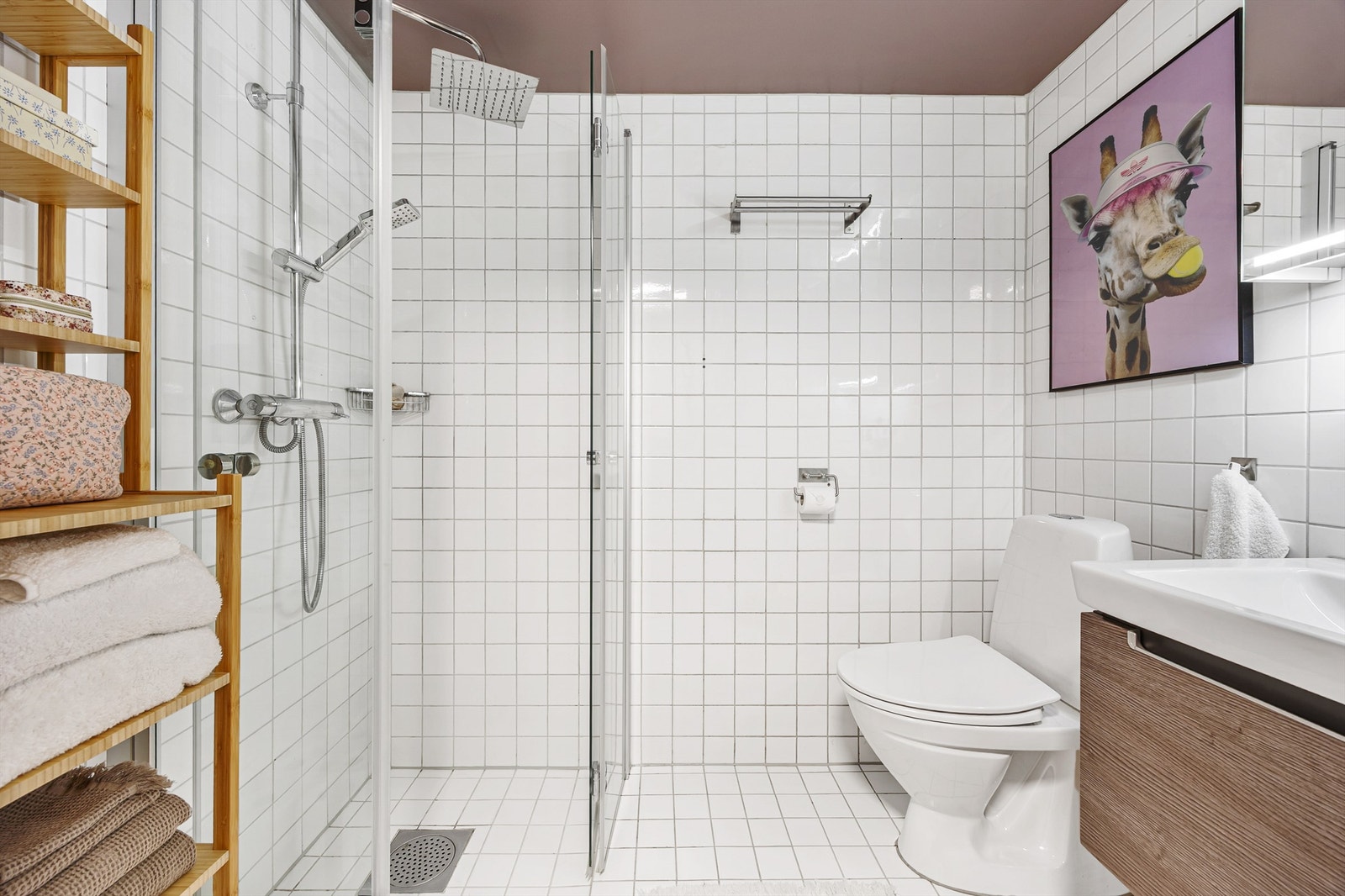 Pent bad med vegghengt dusj med innfellbare vegger, moderne innredning og varmekabler i gulv. Galleribilde