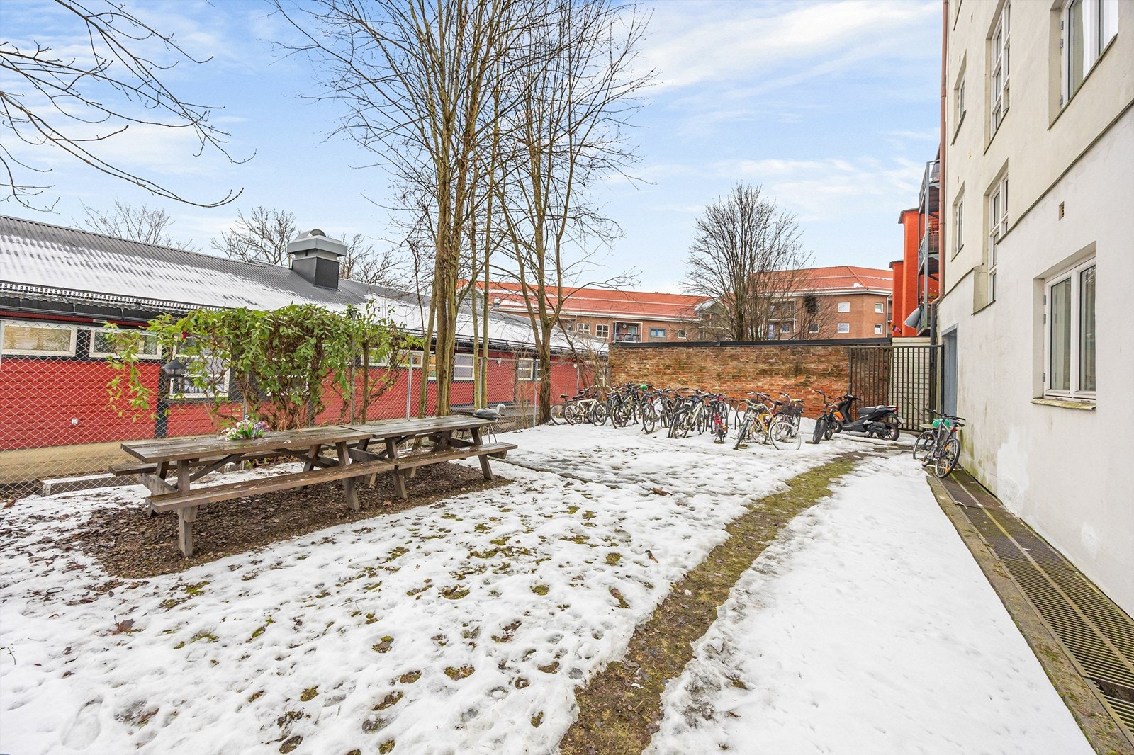 Bakgård med sykkelparkering og benker Galleribilde