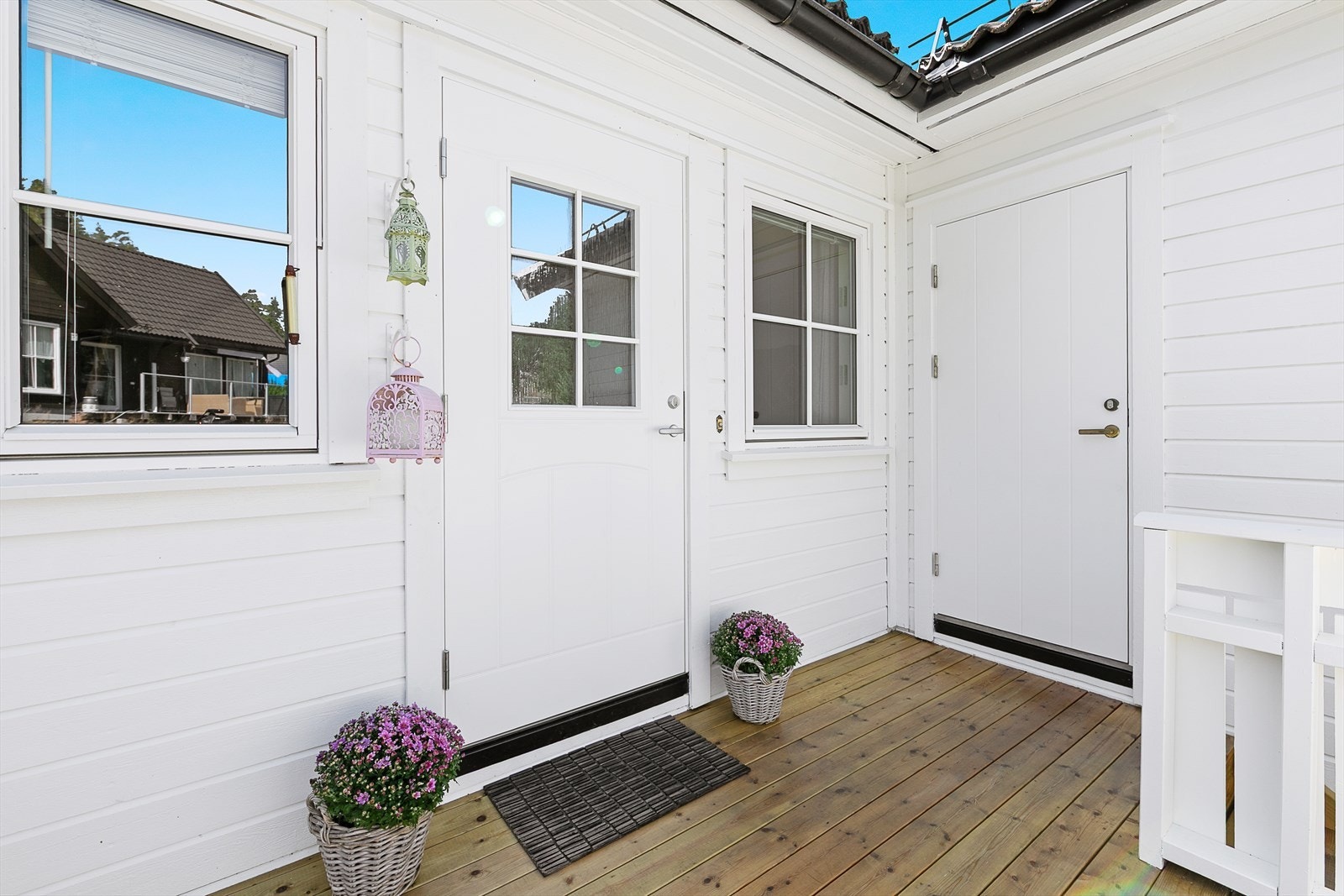 Ved inngangsparti er det hyggelig terrasse med morgensol, samt bod med utvendig adkomst. Galleribilde