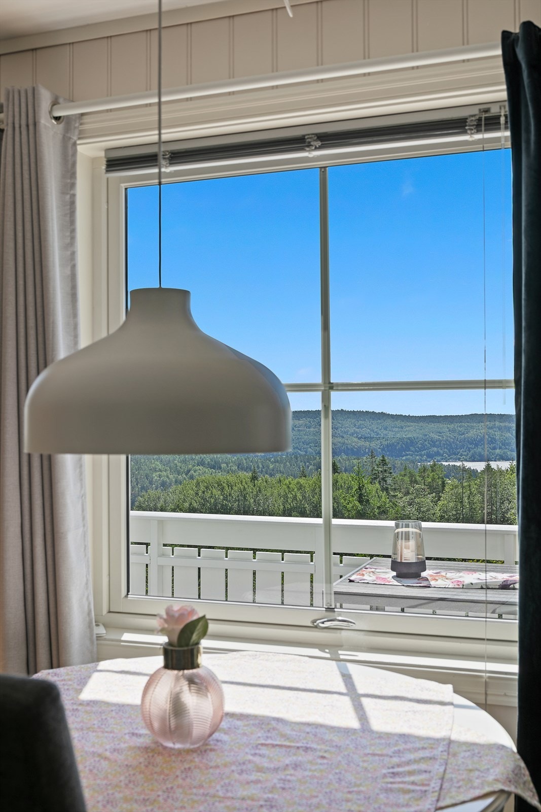 Utsikt fra middagsbordet. Galleribilde