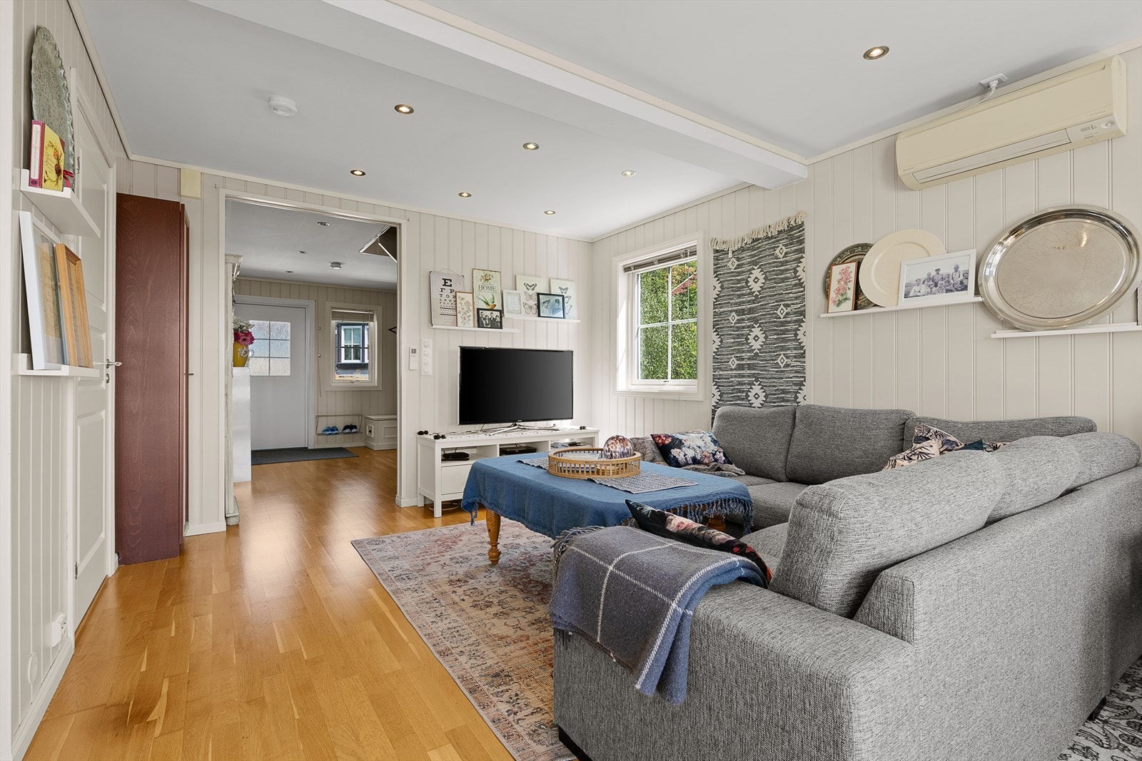 Åpen stue- og kjøkkenløsning med plass til både spise- og sittegruppe. Galleribilde