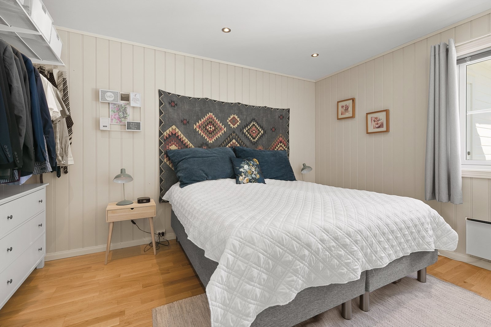 Lyst og romslig soverom på hovedplan. Galleribilde