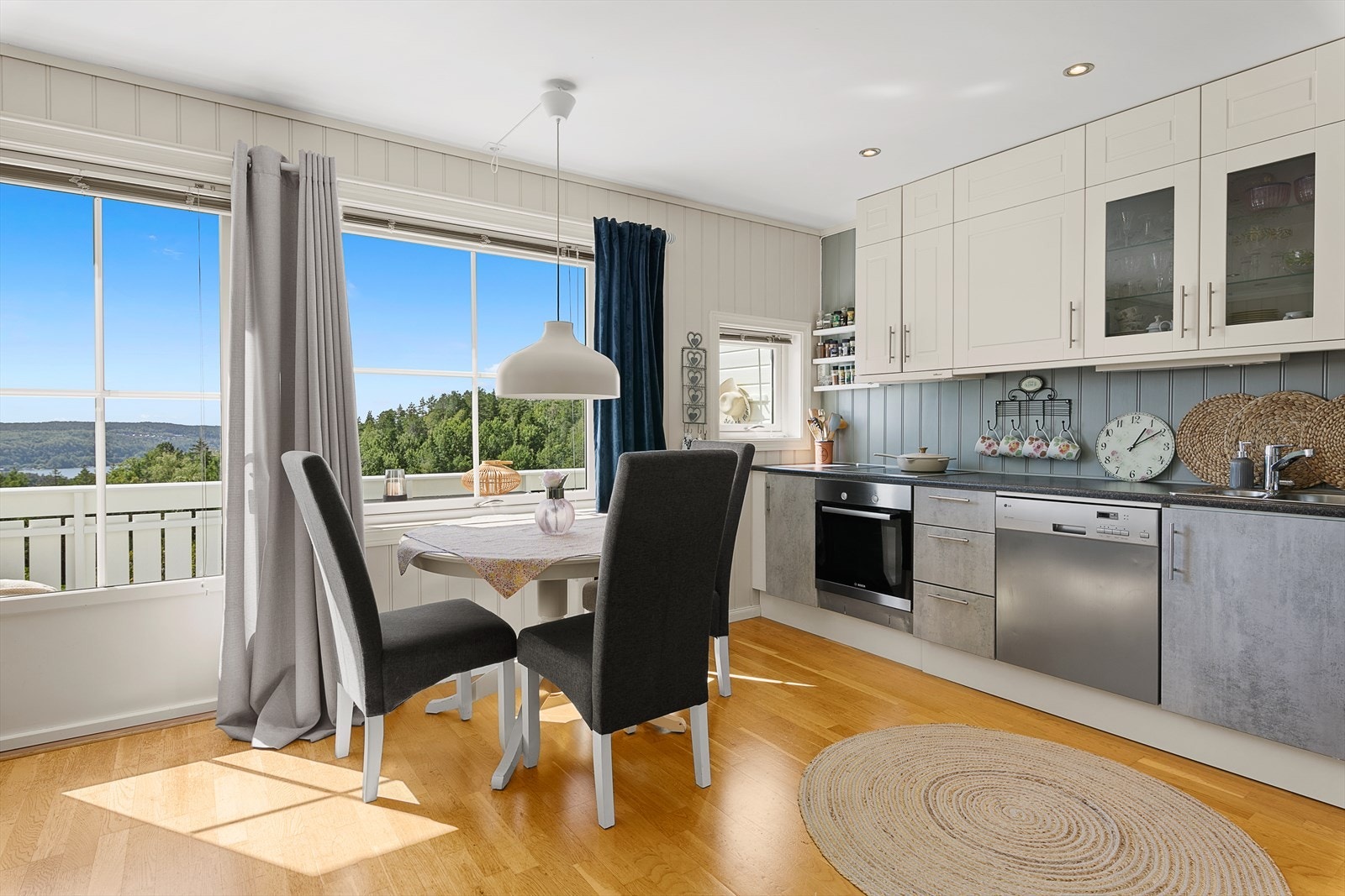 Det er integrert komfyr/platetopp og oppvaskmaskin. Frittstående kjøleskap Galleribilde