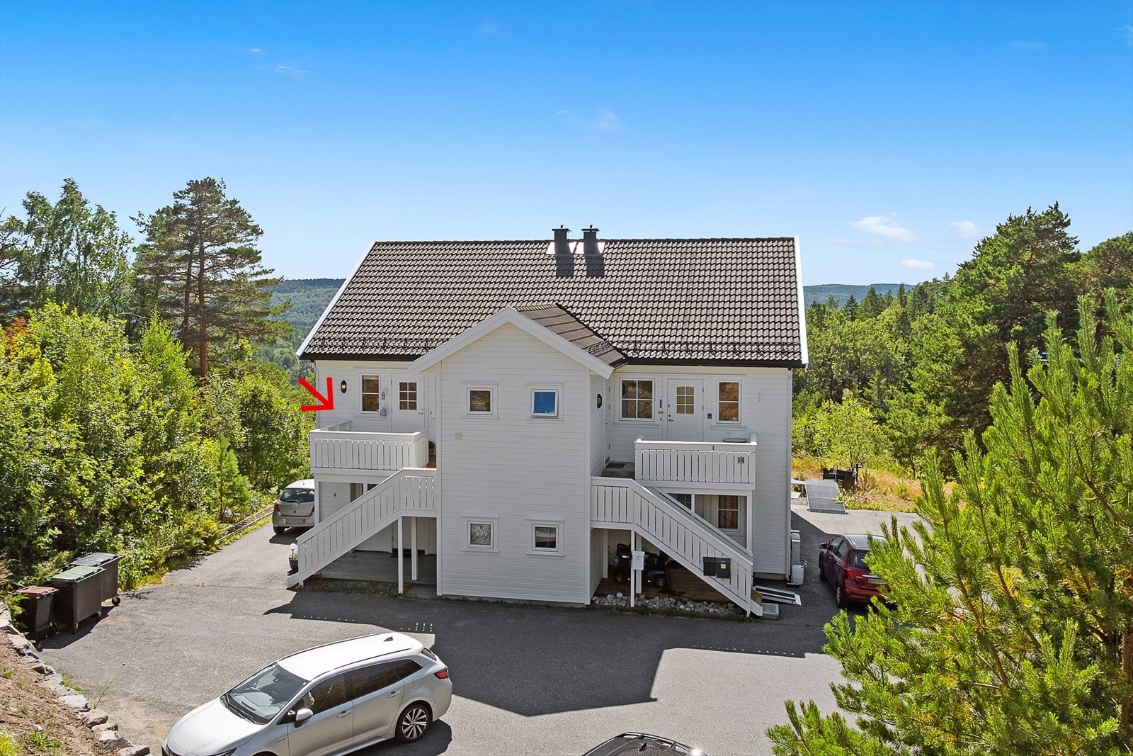 Leiligheten fremstår som pen og innbydende og har utvendig trappeadkomst fra nordøst. Galleribilde