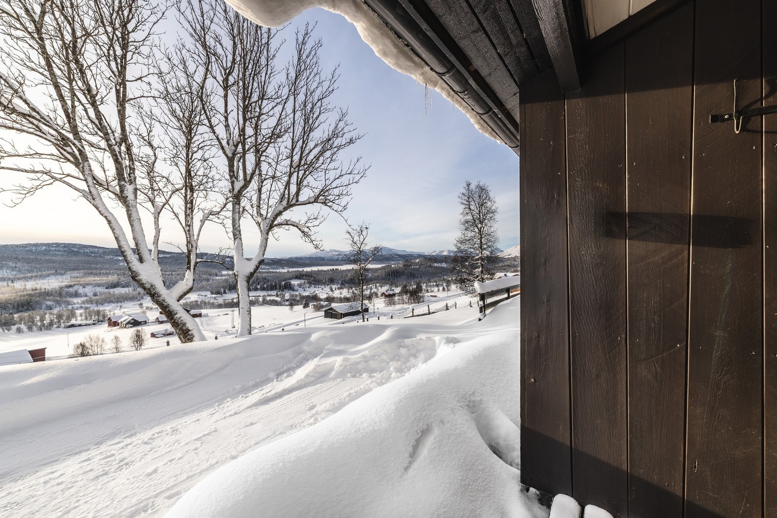 Pent kledd om med stående bord. Galleribilde