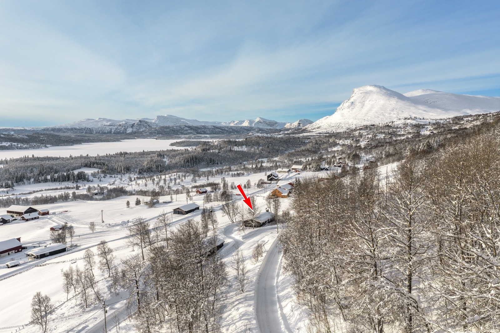 Fantastisk beliggenhet med panoramautsikt og sol. Presenteres av Helge B. Enitch og Victoria F. Eriksson i Fjellmegleren. Galleribilde