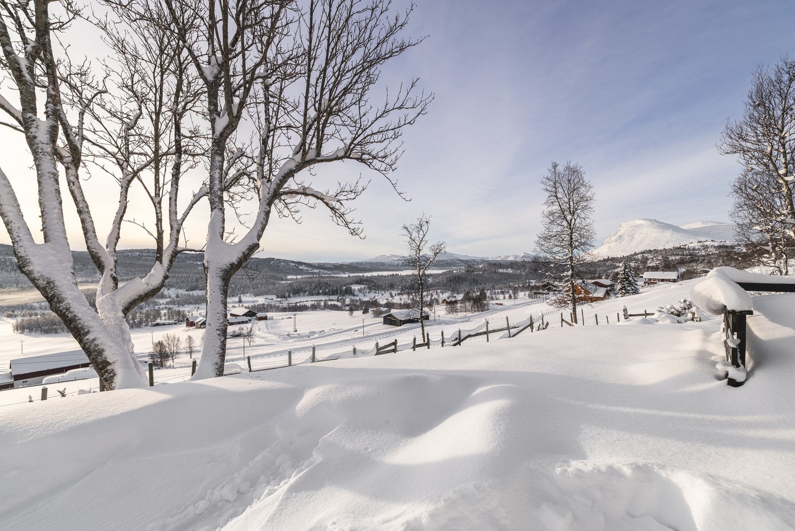 Beliggenhet på en høyde over Lykkja. Panoramautsikt fra Tisleia i øst til Skogshorn i vest. Galleribilde