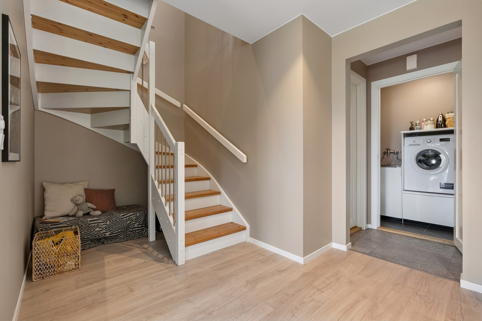 Videre inn i boligen finner man trapp til 2.etasje og vaskerom. Galleribilde