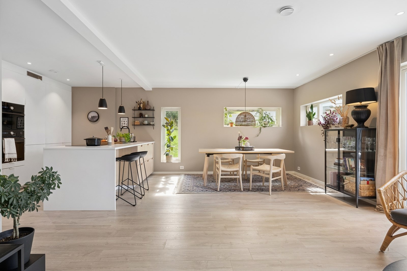 Godt med plass for en sittegruppe ved kjøkkenet. Galleribilde