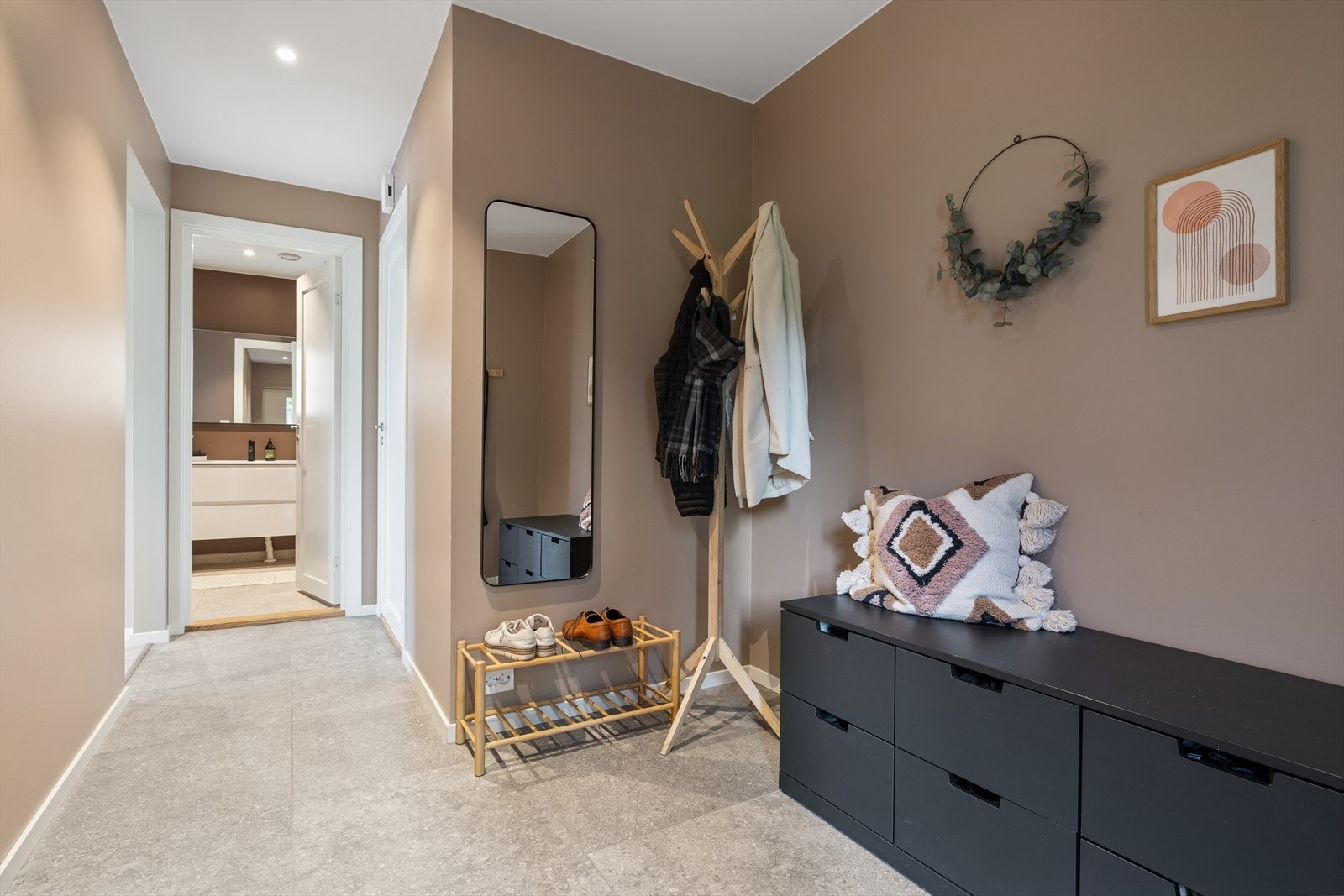 Her er det god plass til å sette fra seg sko og klær. Galleribilde