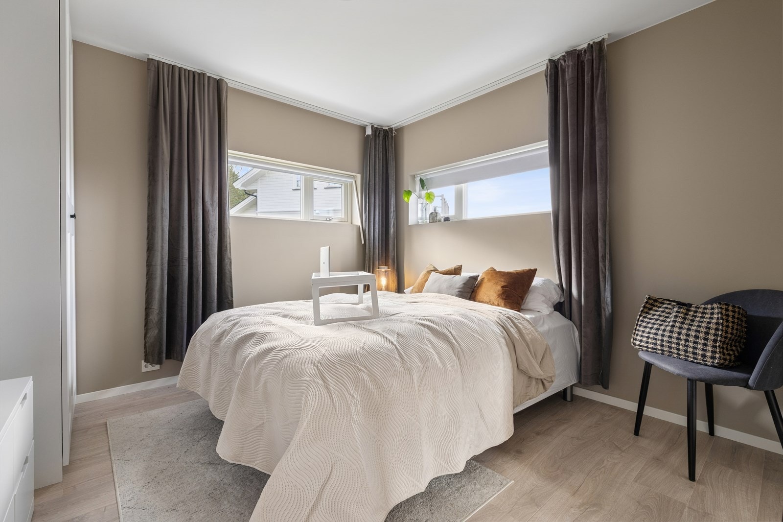 Soverom II med garderobeskap. Galleribilde