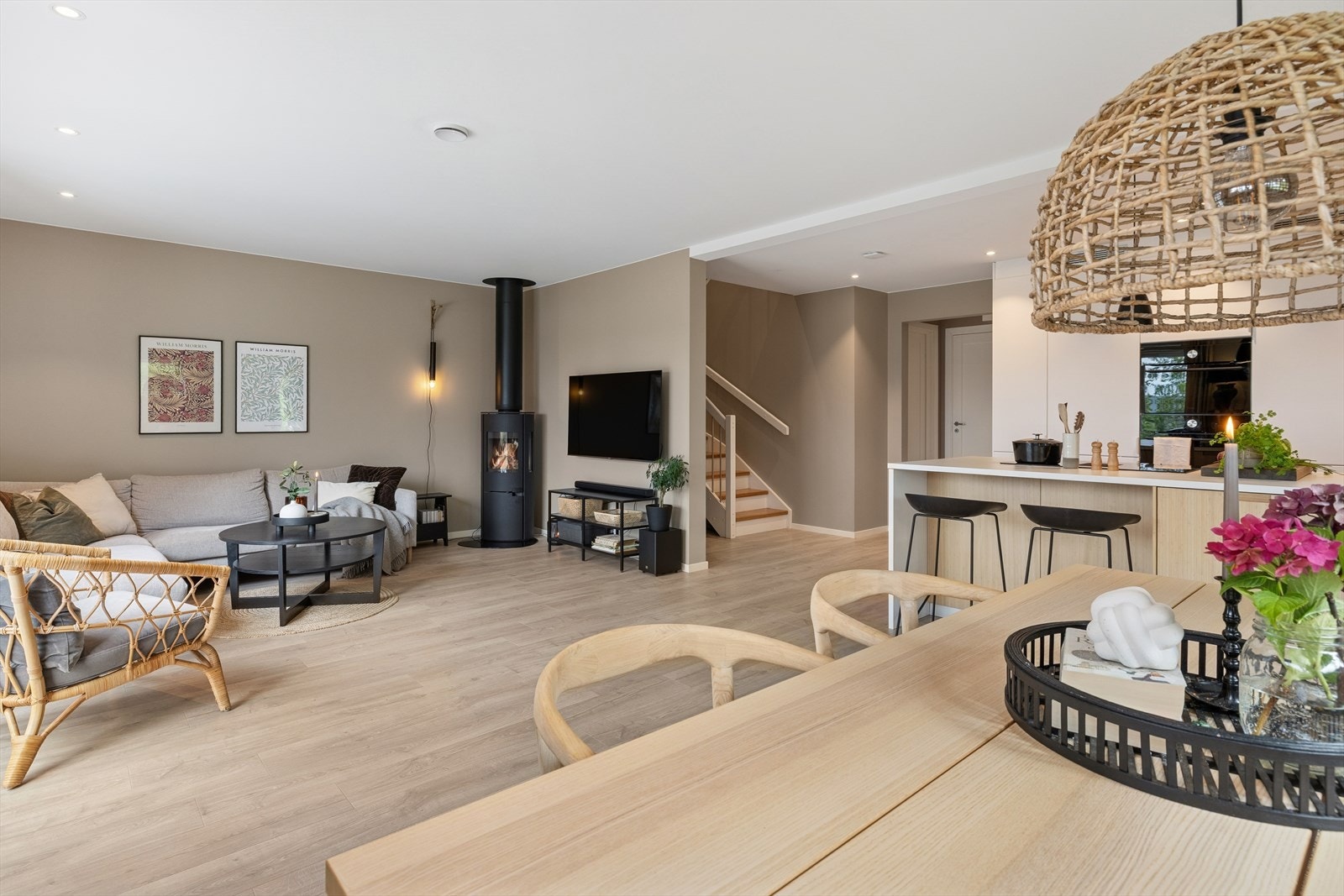 Boligen har to stuer, en i første etasje og en i andre etasje. Galleribilde