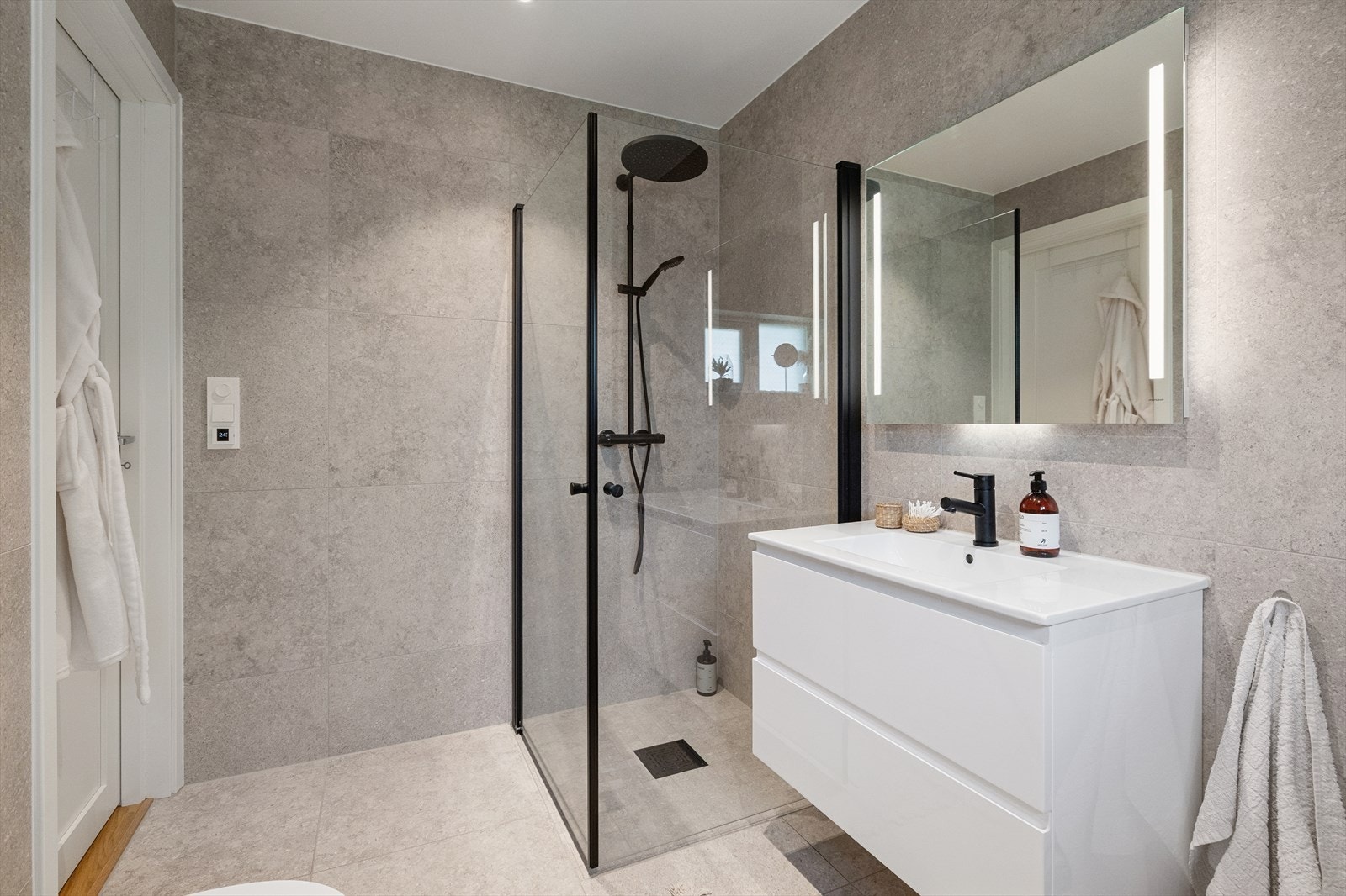 Bad 2.etasje med moderne innredning og badekar. Galleribilde