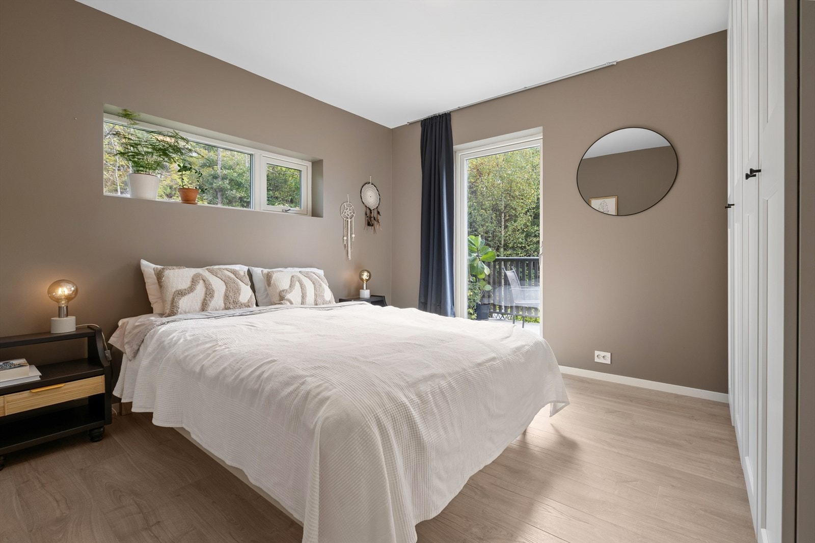 Hovedsoverom med garderobeskap montert og tilgang til balkong med trapp ned til hagen. Galleribilde