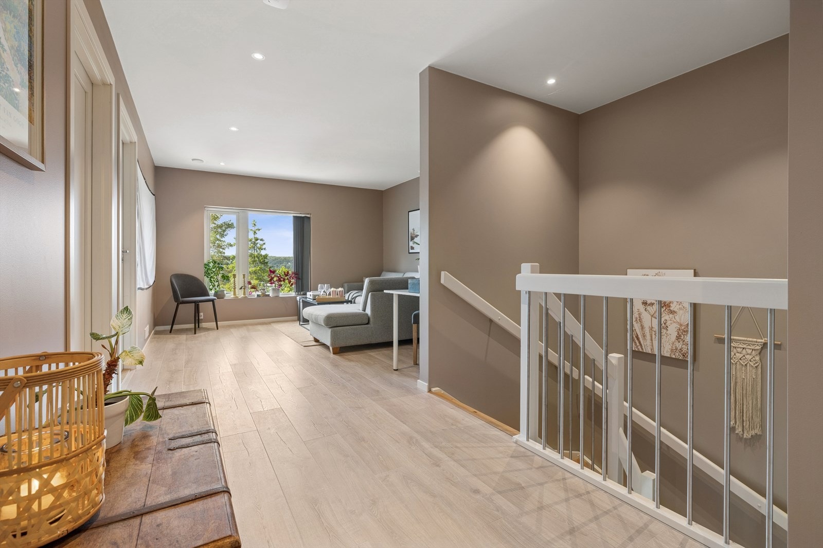 I boligens andre etasje finner du en ekstra stue. Her er det god plass til flere møbleringsmuligheter for å møblere stuen slik du selv ønsker. Den ekstra stuen er et perfekt oppholdssted for ungdommen i hus eller ved besøk. Galleribilde