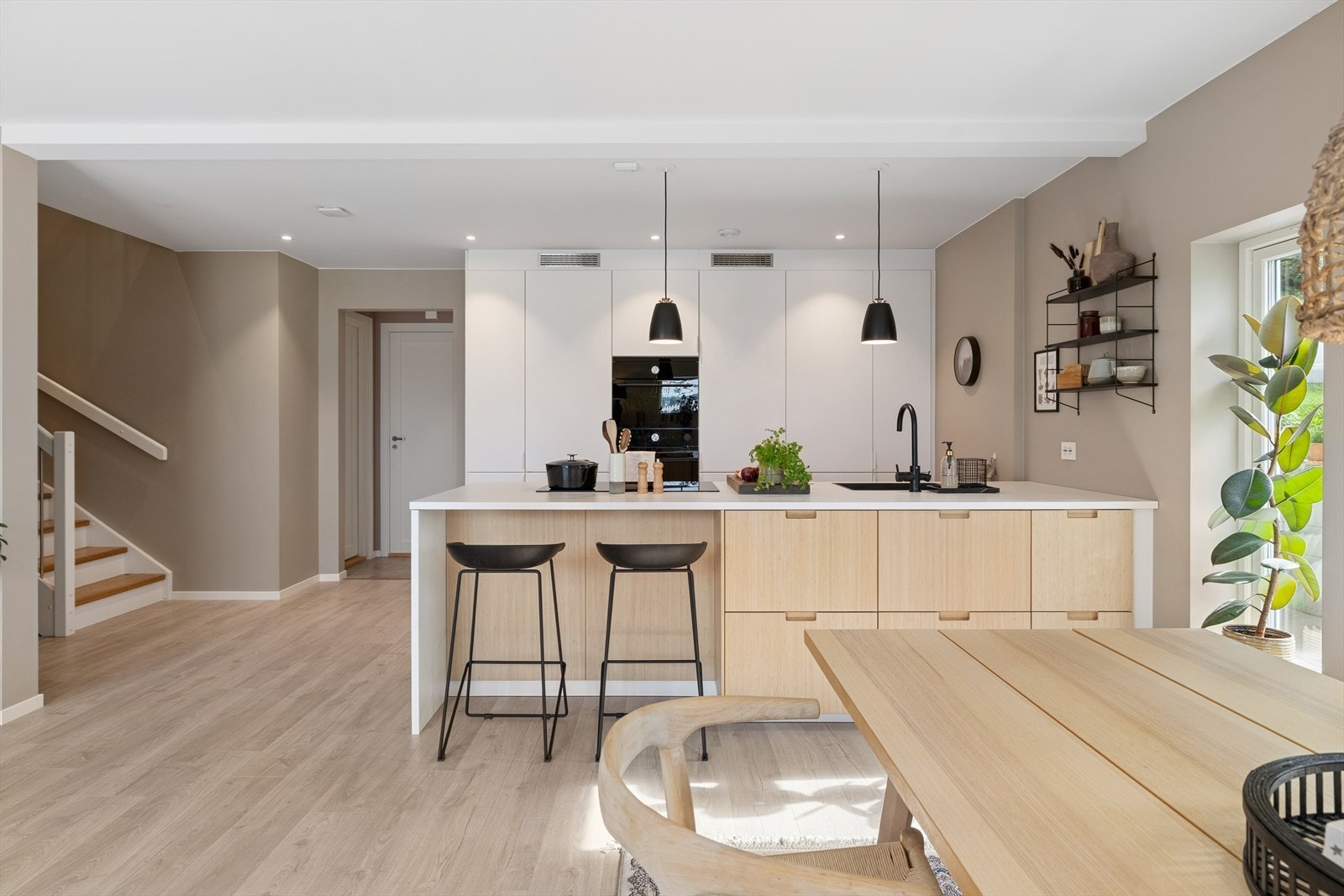 Kjøkkenet har to sitteplasser ved kjøkkenøya. Galleribilde