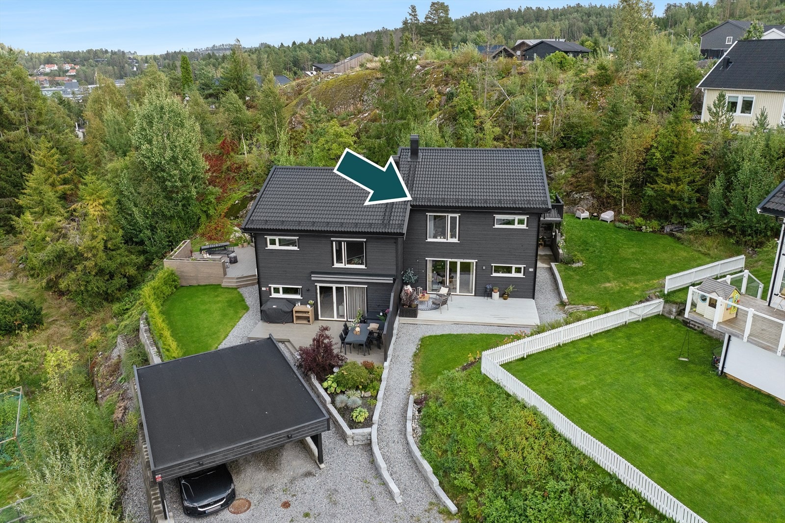 Beskrevne bolig er en halvpart av en tomannsbolig over to plan med carport fra 2021. Galleribilde