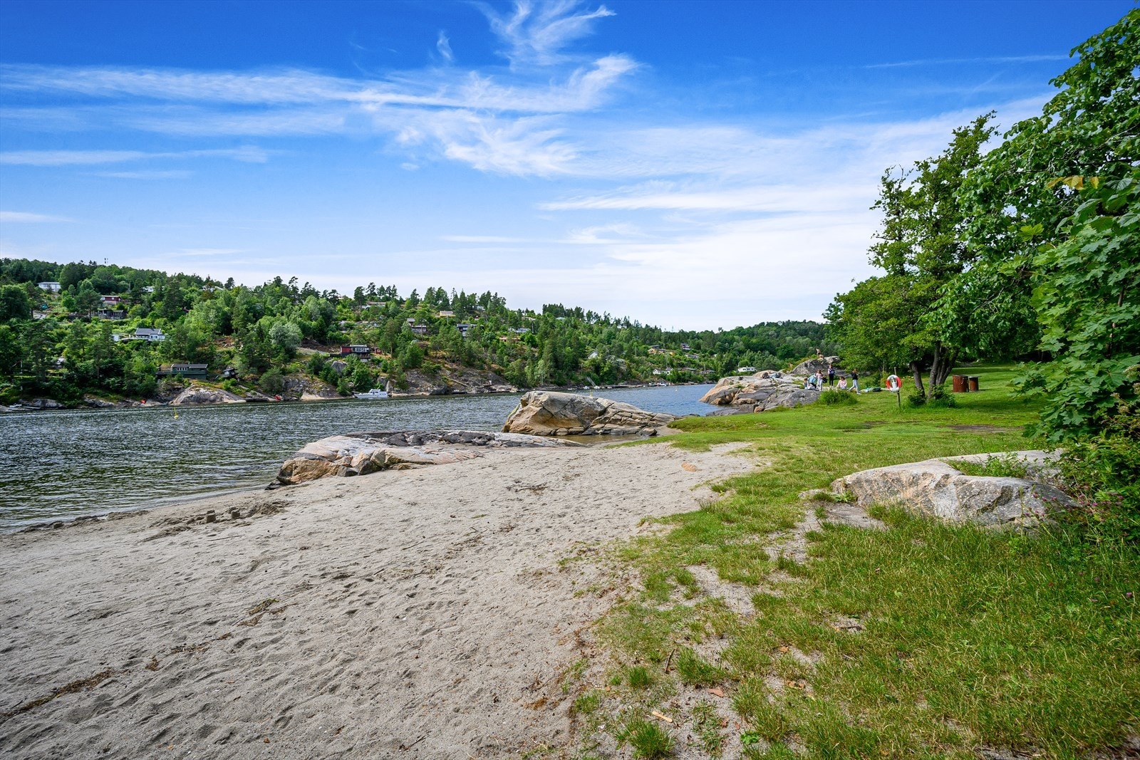 Boligen ligger kun en kort kjøretur unna Breivoll strand, perfekt for varme sommerdager. Galleribilde