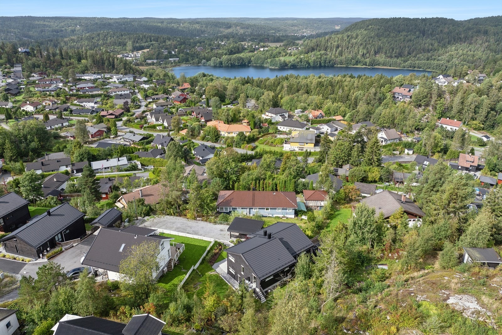Boligen ligger i et populært og barnevennlig boligområde med rolige omgivelser og gode solforhold. Galleribilde