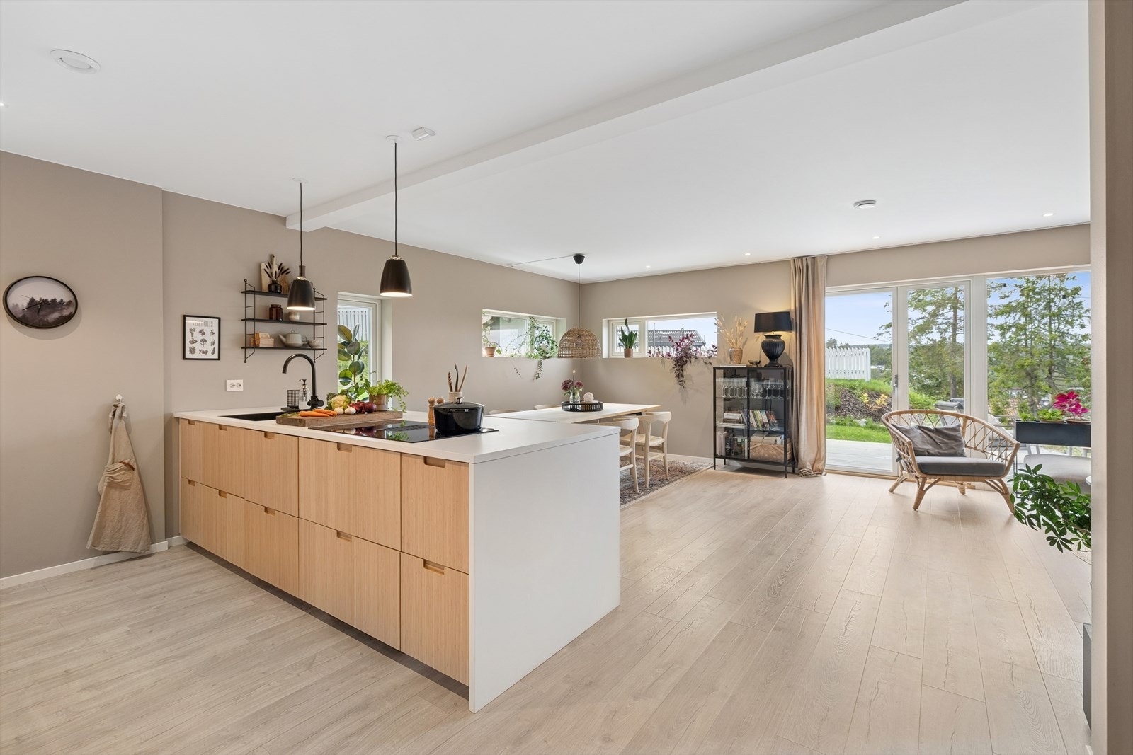 Boligen har en åpen stue/kjøkken løsning og har parkett gulv i alle oppholdsrom. Galleribilde