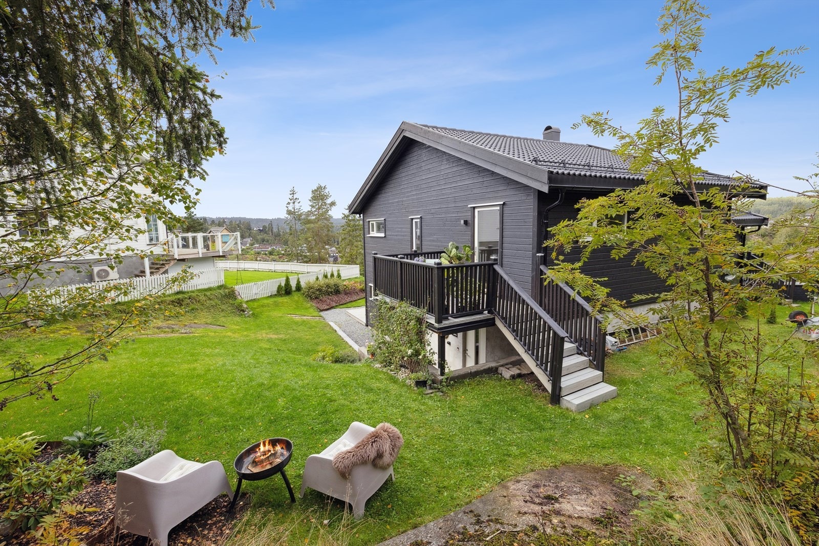 Boligen har ett pent uteområde. Galleribilde