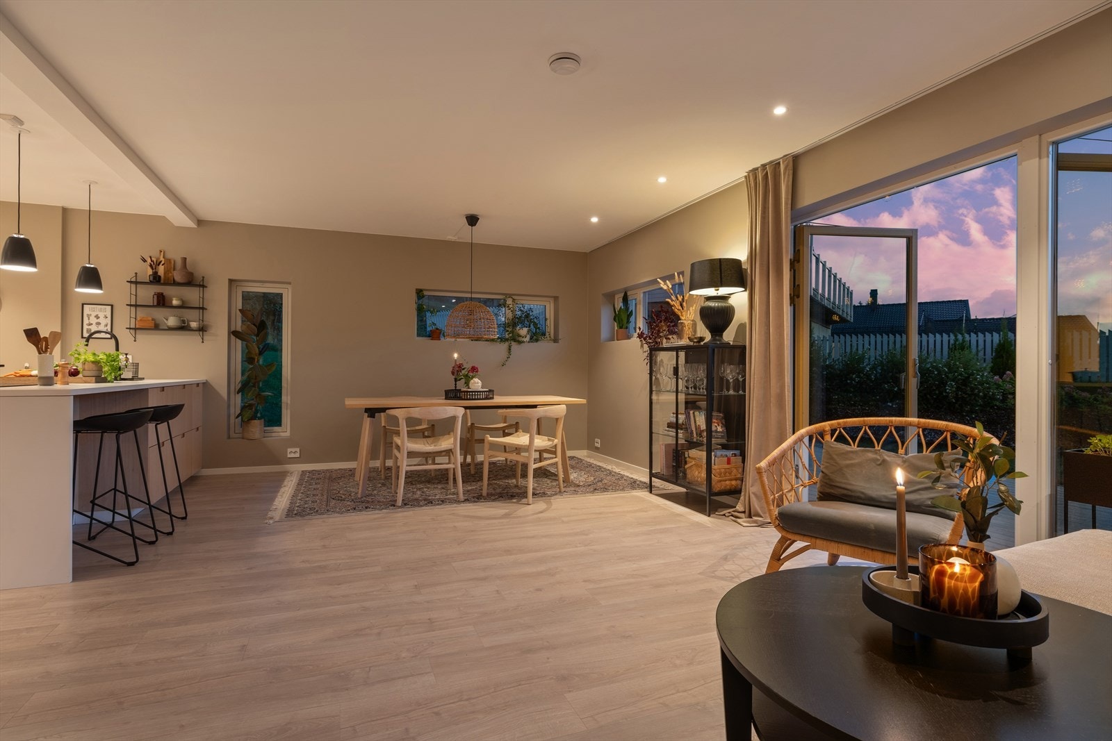 Fra stuen så er det direkte utgang ut til terrasseplatting på ca 24,8kvm. Galleribilde