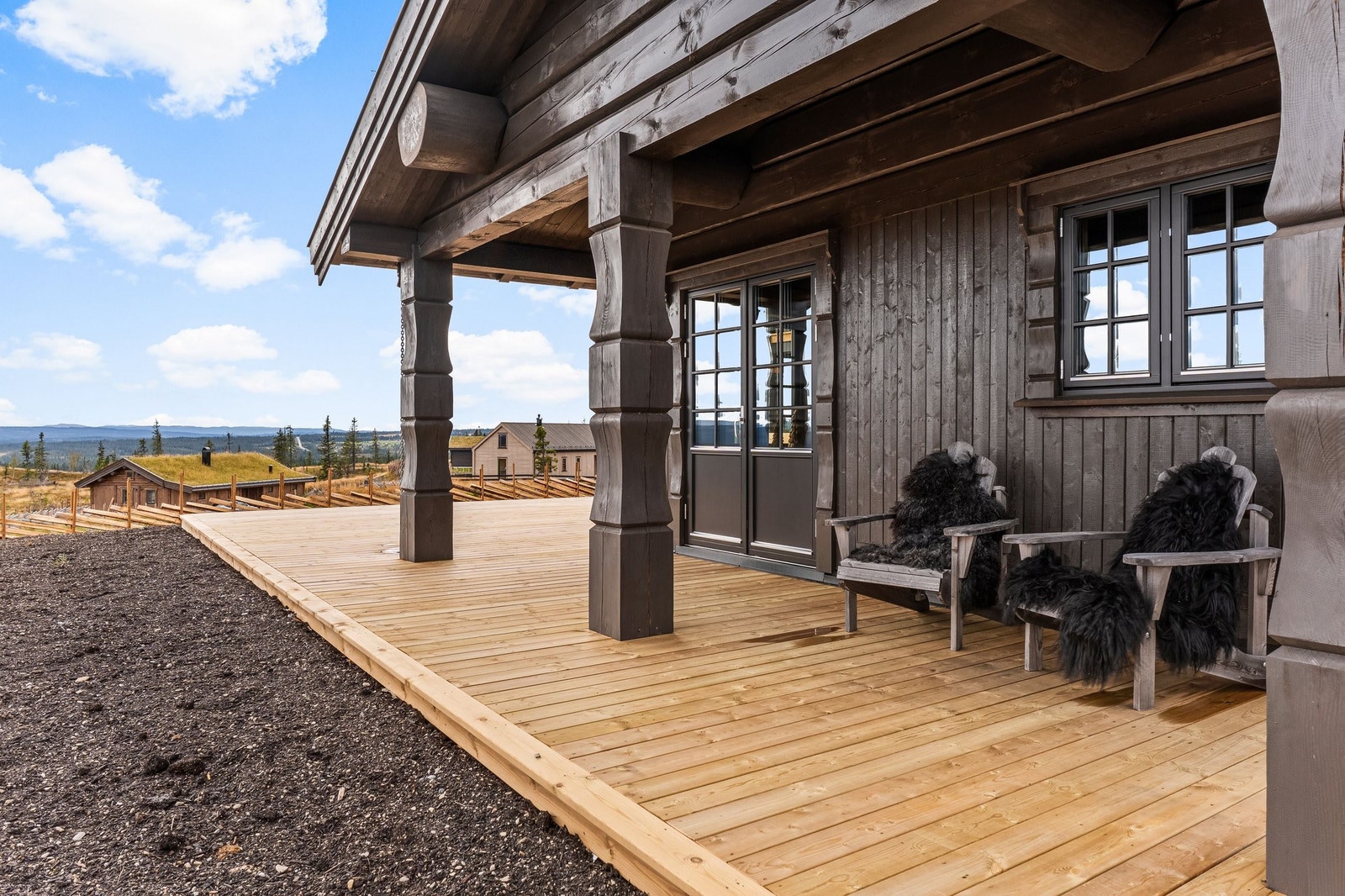 Utearealene består av en terrasse på 125 kvm, hvor av ca 14 m2 er overbygget - perfekte soner for å nyte solrike dager og den storslåtte utsikten Galleribilde