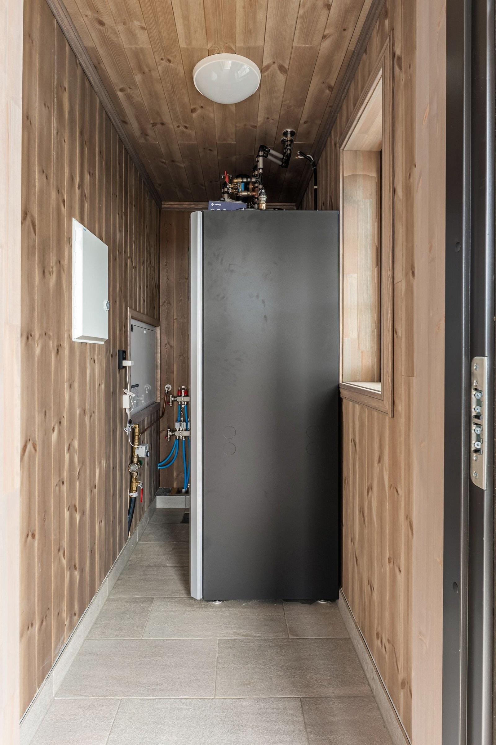 Teknisk rom/bod med vannbåren varme i gulvet Galleribilde