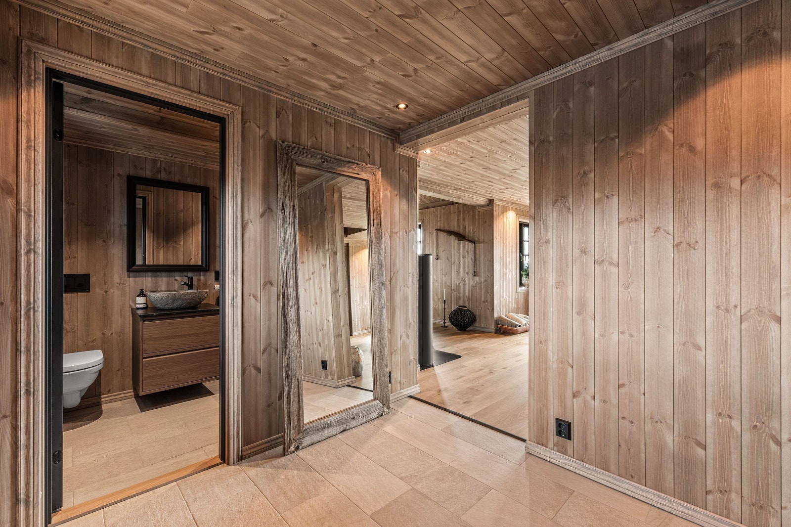 Fra hallen er det inngang til gjestetoalett/vaskerom Galleribilde