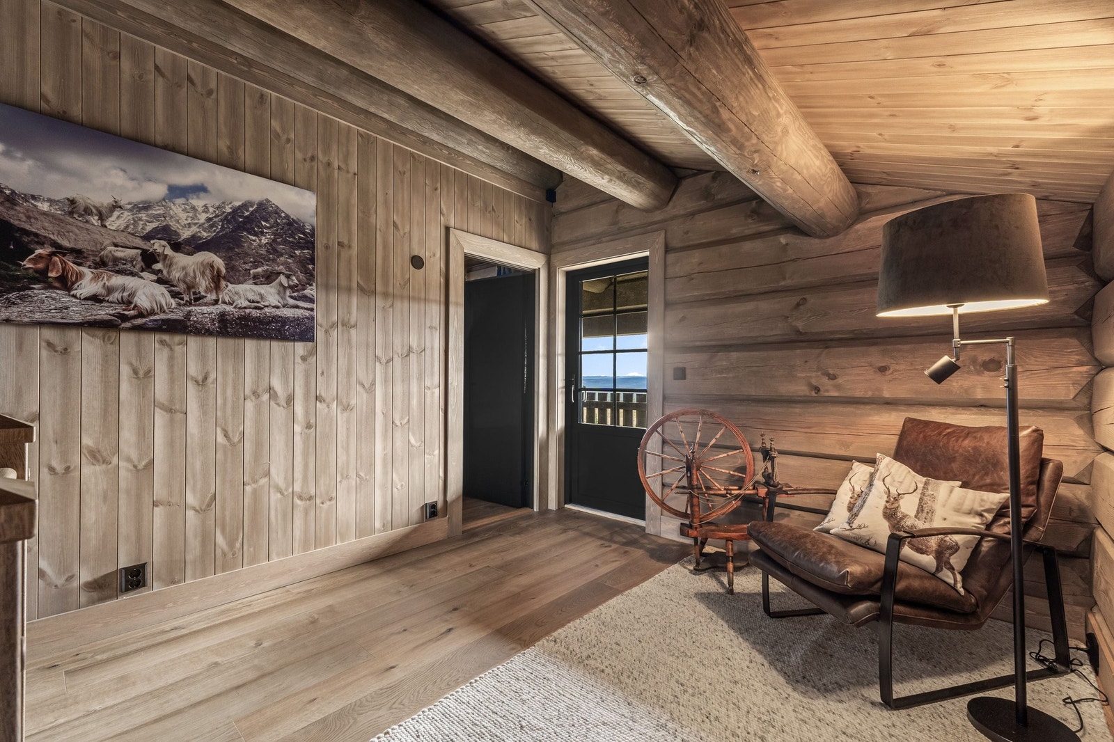 Hyggelig loftsstue med utgang til romslig balkong Galleribilde