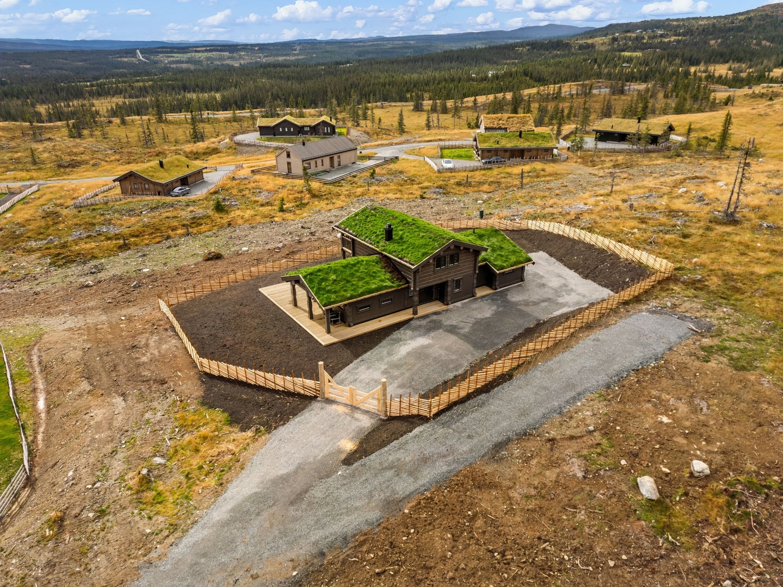 Hytta ligger på stor eiertomt og har romslig opparbeidet parkeringsareal Galleribilde