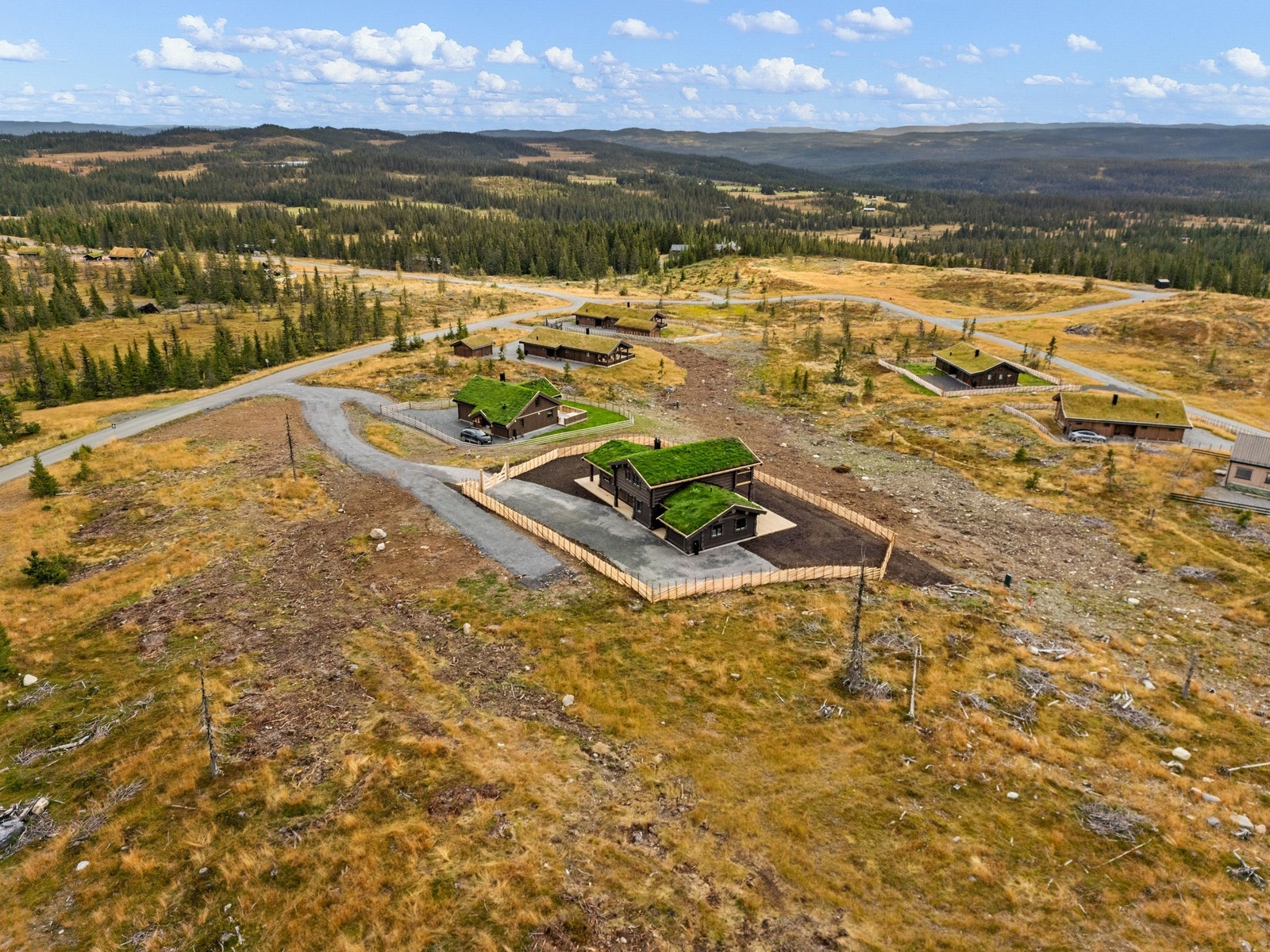 Ferdig preparert skiløype bak hytta på andre siden av stikkveien, kun 30 - 40 meter fra hytteveggen Galleribilde