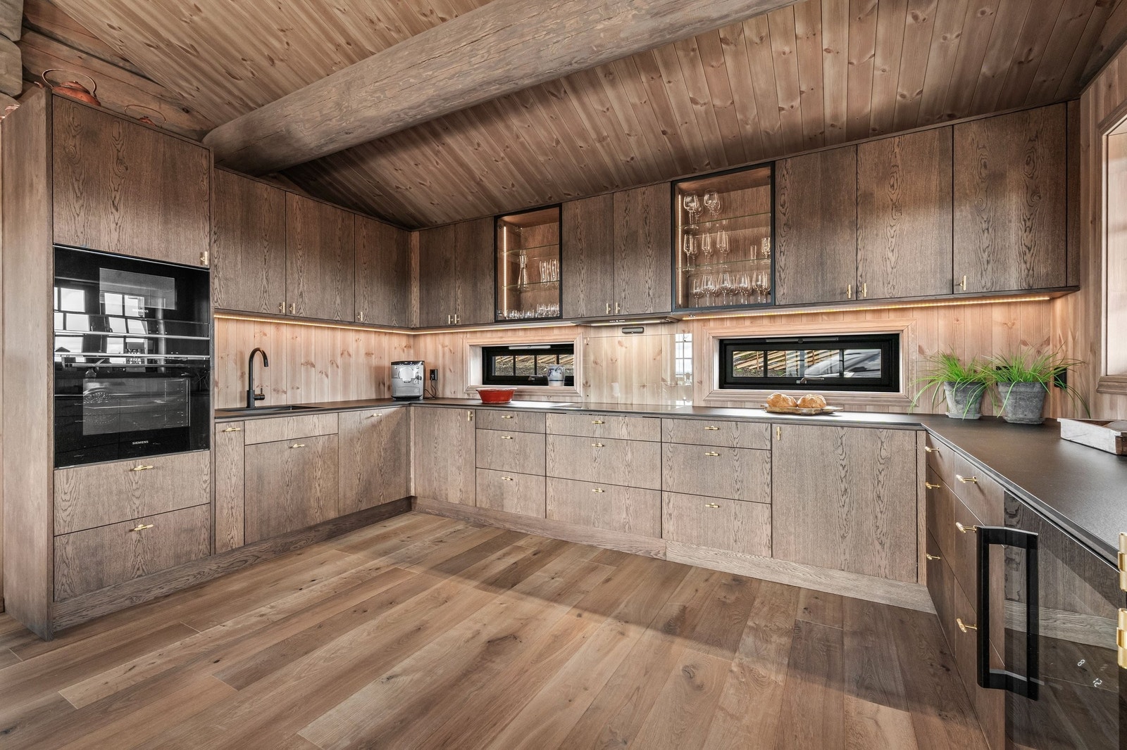 Kjøkkenet er gjennomført med løsninger som kombinerer funksjonalitet og stil Galleribilde